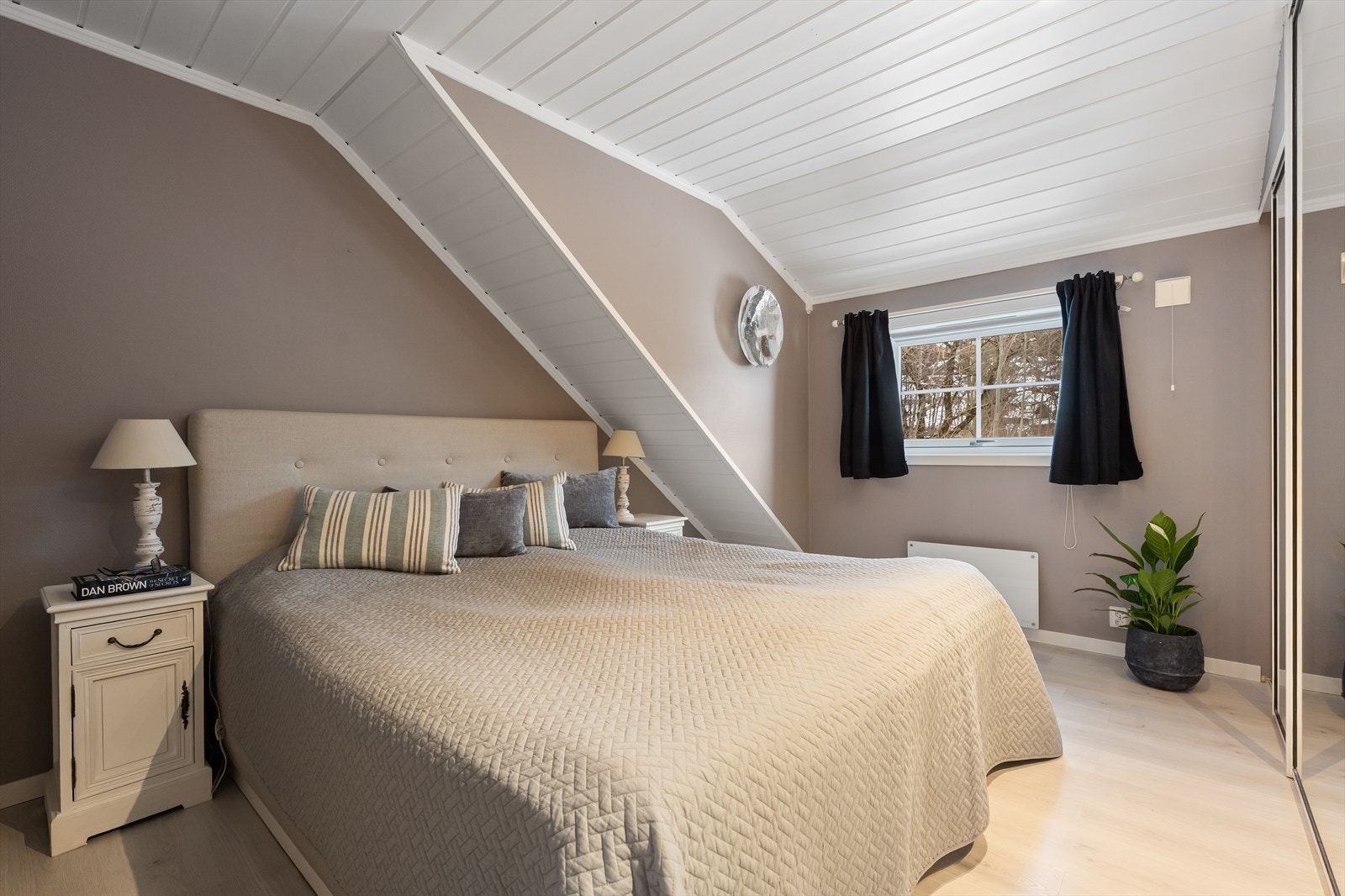 Hovedsoverommet har god plass til en stor seng og nattbord på hver side. Laminatgulv og vindu fra 2023. Galleribilde