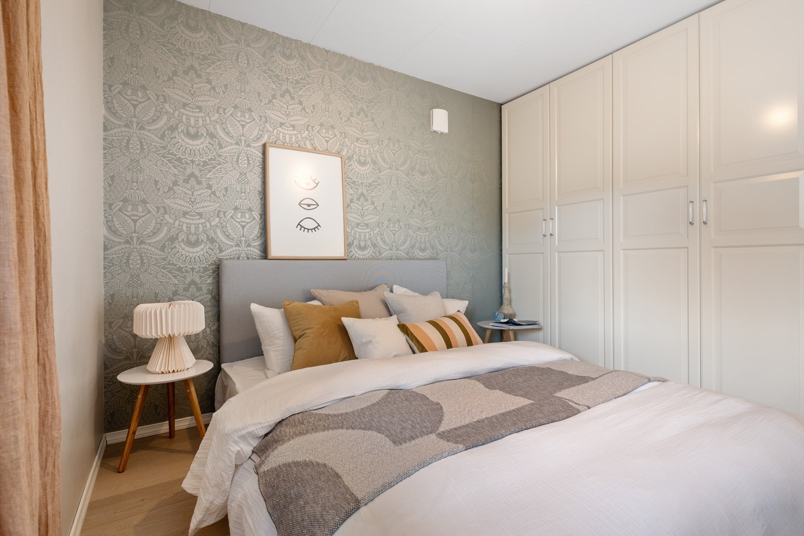 Garderobeskap gir godt med oppbevaringsplass for klær. Galleribilde