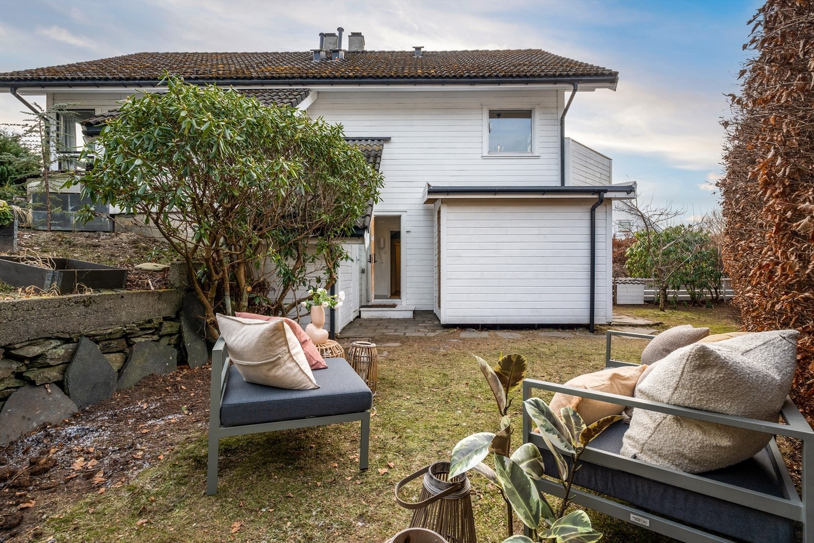 Trivelig hage med rom for utemøbler, plaskebasseng og hyggelige stunder for hele familien. Galleribilde