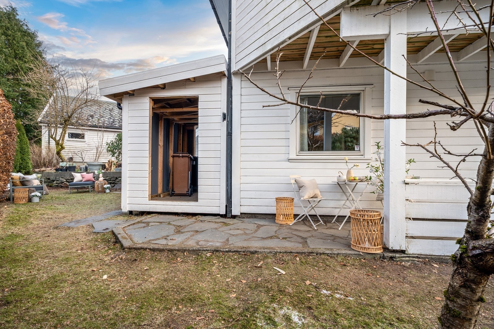 Hagen omkranser boligen og gir uteområder på flere sider. Galleribilde