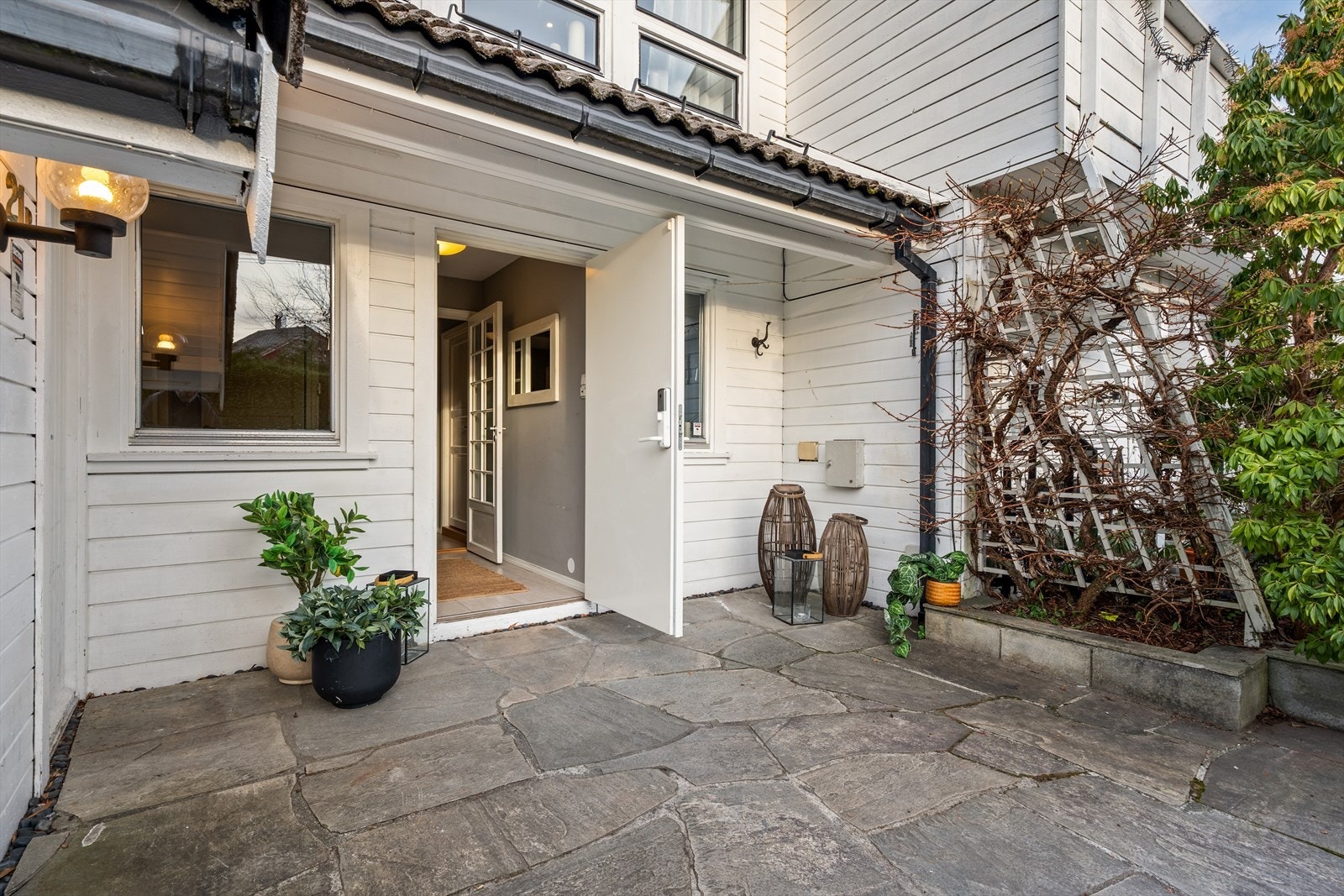 Et koselig inngangsparti ønsker deg velkommen. Lett tilkomst til sportsbod i tillegg til bod i bakhage. Galleribilde