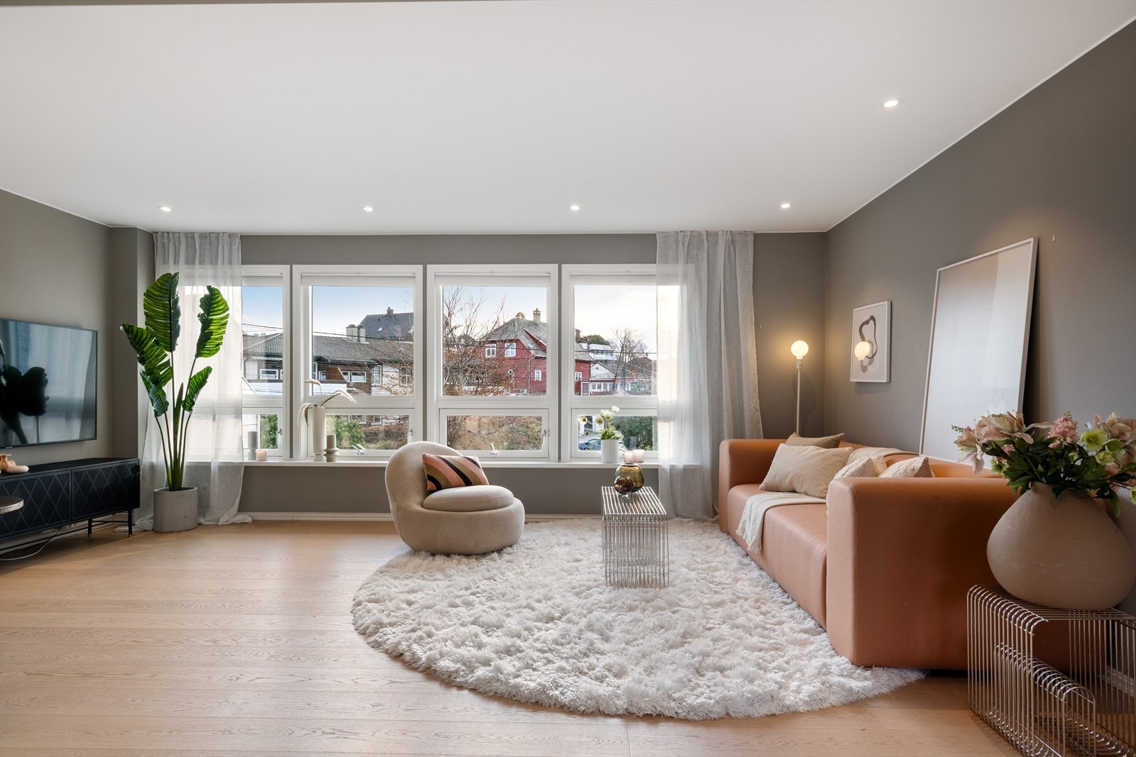 Stuen har store vindusflater fra flere himmelretninger som samlet gir et behagelig lysinnslipp. Galleribilde