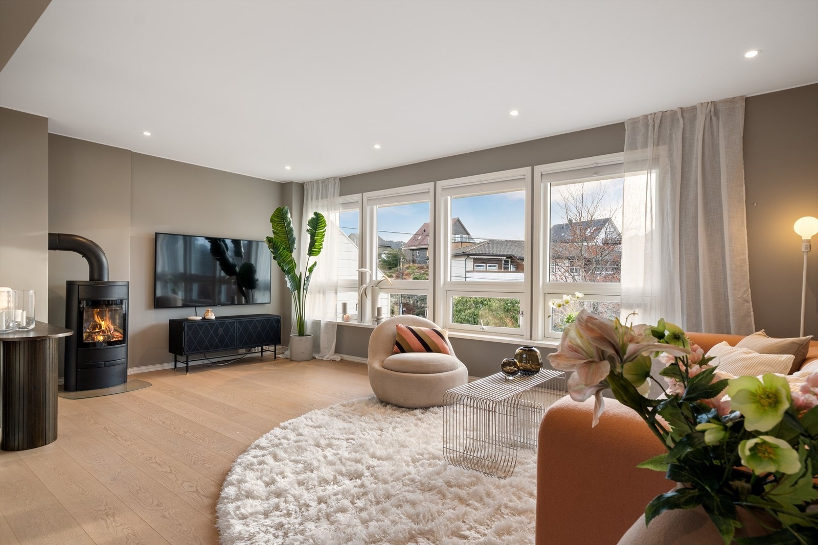 Gjennomgående eikeparkett med varmematter i kombinasjon med vedovn, gir en jevn varme på kalde dager. Galleribilde