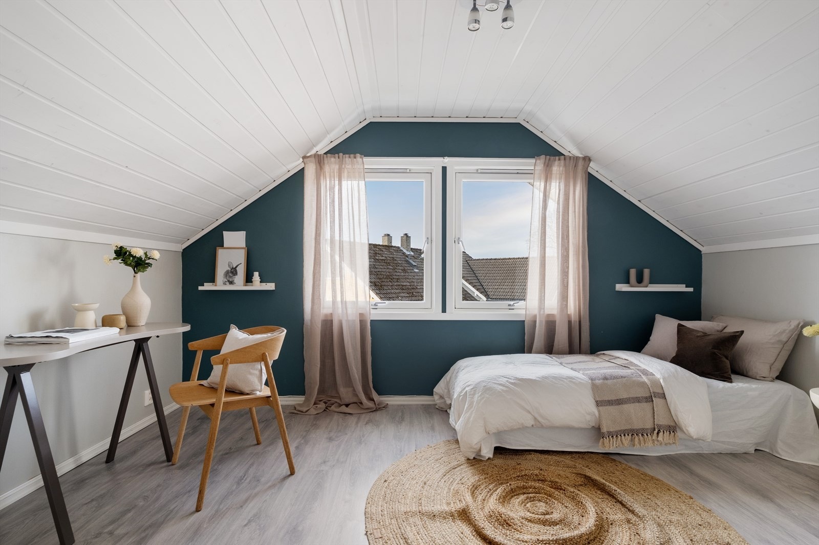 Stort soverom med god plass for dobbeltseng og annen møblering Galleribilde