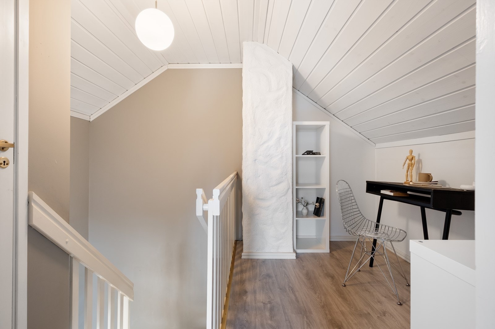 Her er deler av loftsetasjen utnyttet som en koselig kontorplass, ideell for hjemmekontoret eller studier. Galleribilde