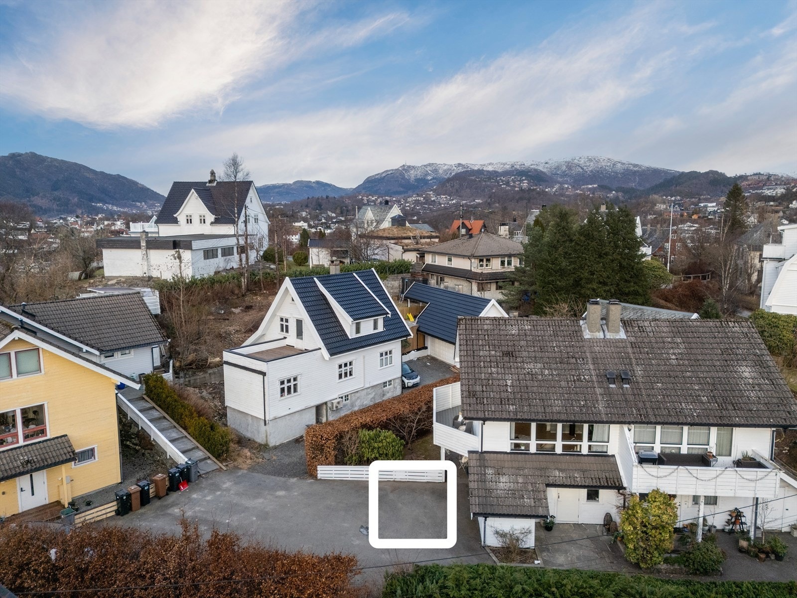 To parkeringsplasser ved boligen. Montert elbil-lader (Easee), Galleribilde