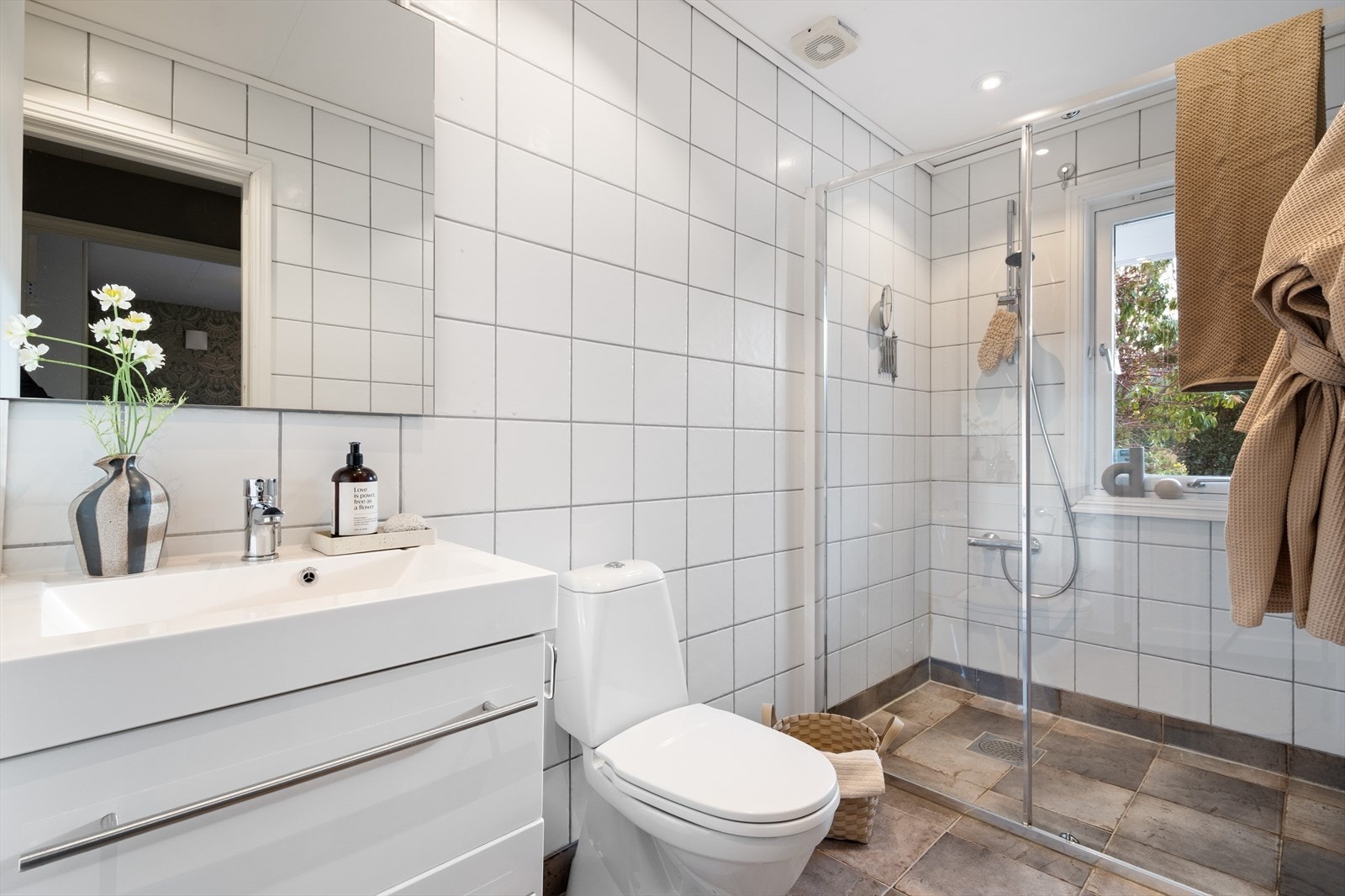 Delikat helfliset bad med bl.a nye dusjdører og toalett fra 2020 Galleribilde