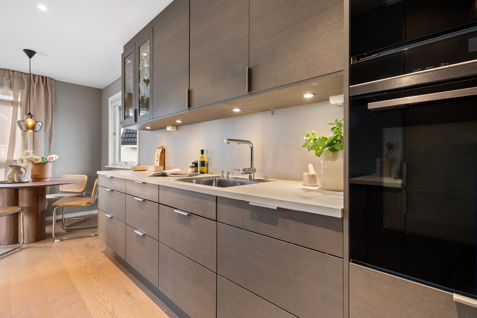 Kjøkkenet består av integrert kjøleskap/frys, oppvaskmaskin, kombinert stekeovn/dampovn, kombinert stekeovn/mikro Galleribilde