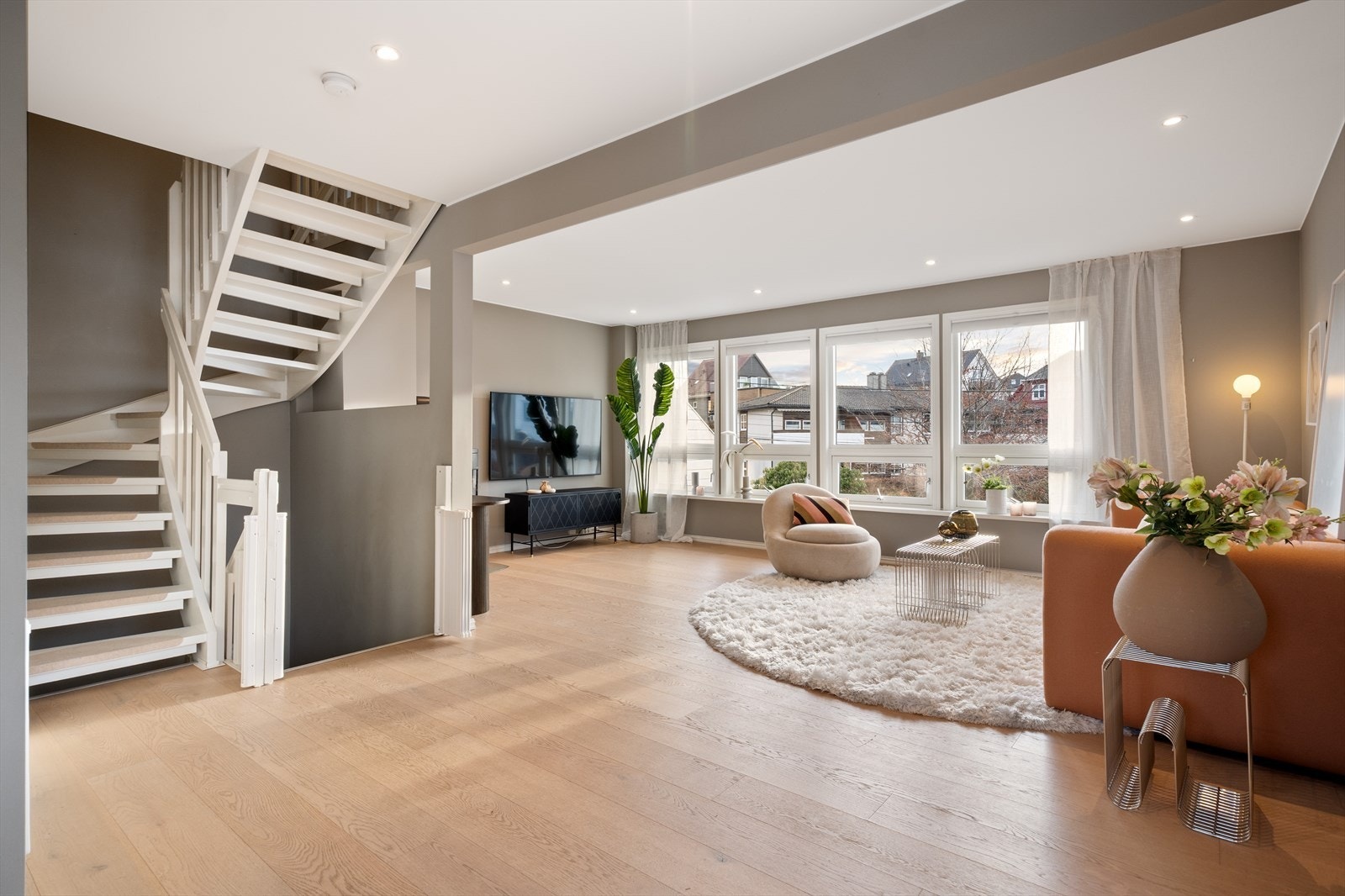 Gjennomgående i rommet er enstavs parkettgulv mot tidsriktig fargepalett på veggene, samt spotter i tak. Galleribilde