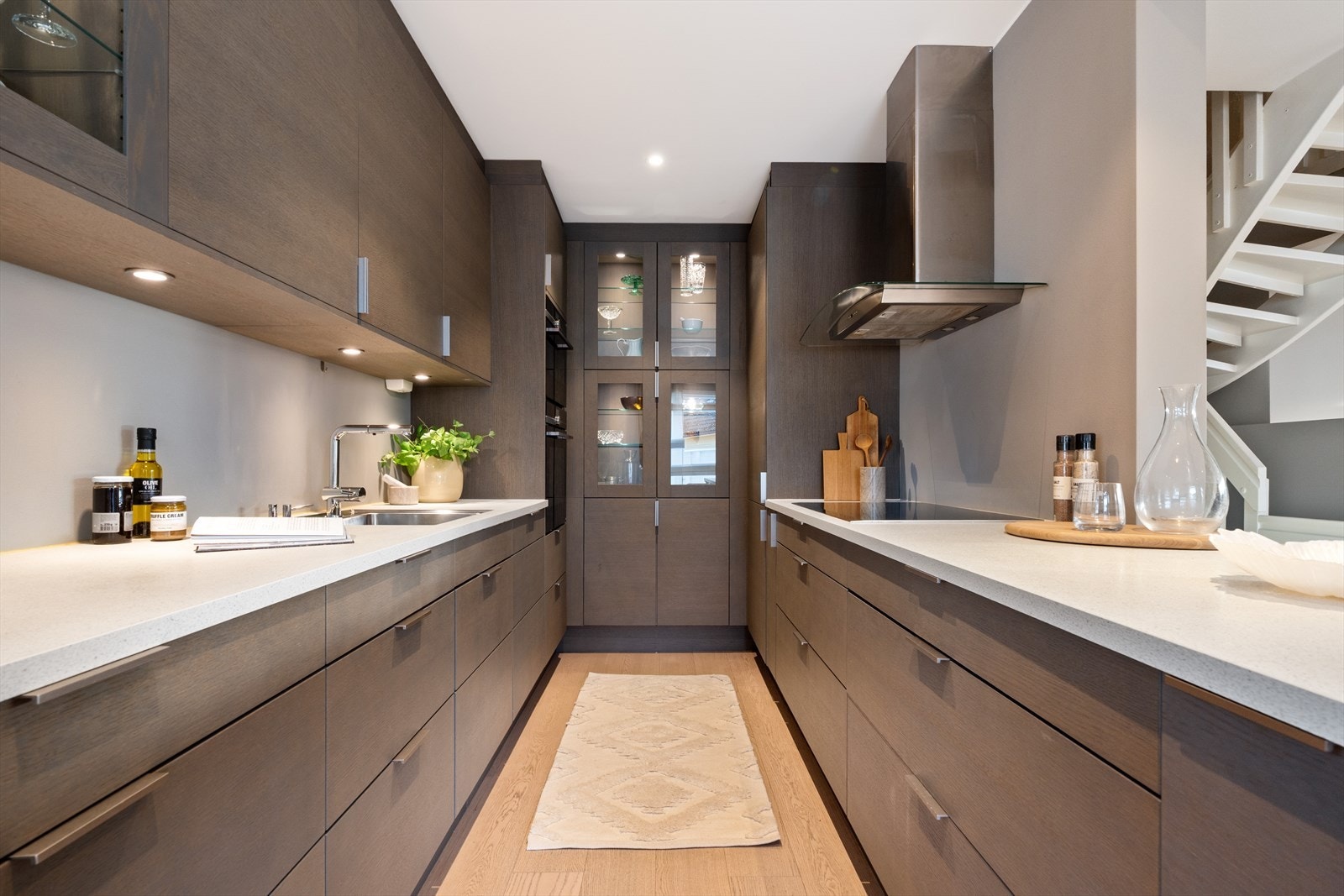 Kjøkkenet er planlagt med effektiv arbeidsflyt, solid benkeplate og takhøye skap for ekstra lagringsplass. Galleribilde