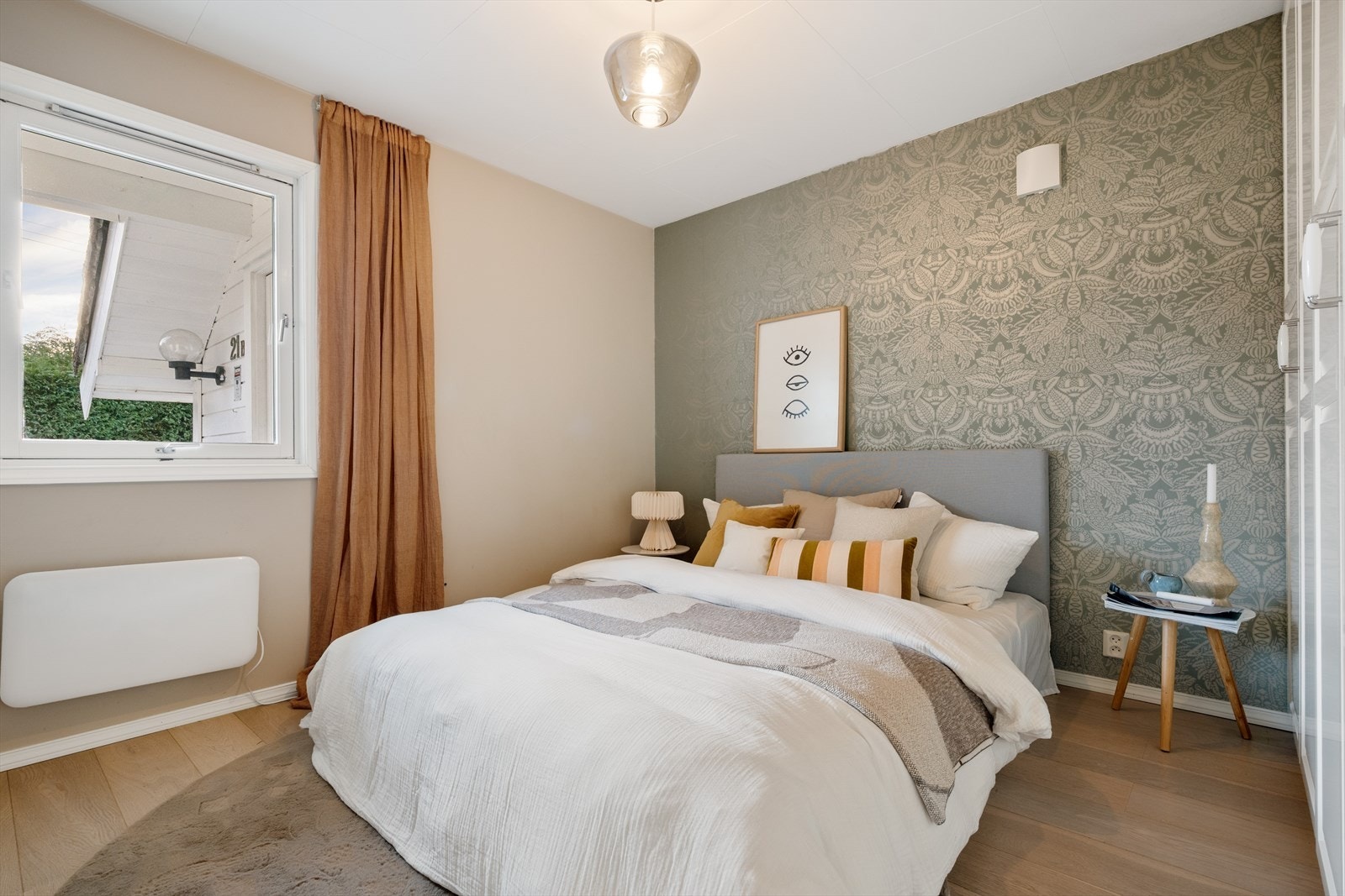 Deler av veggene er tapetsert med en vakker tapet, mens gulvet er enstavs parkett, en enkel og stilren kombinasjon. Galleribilde