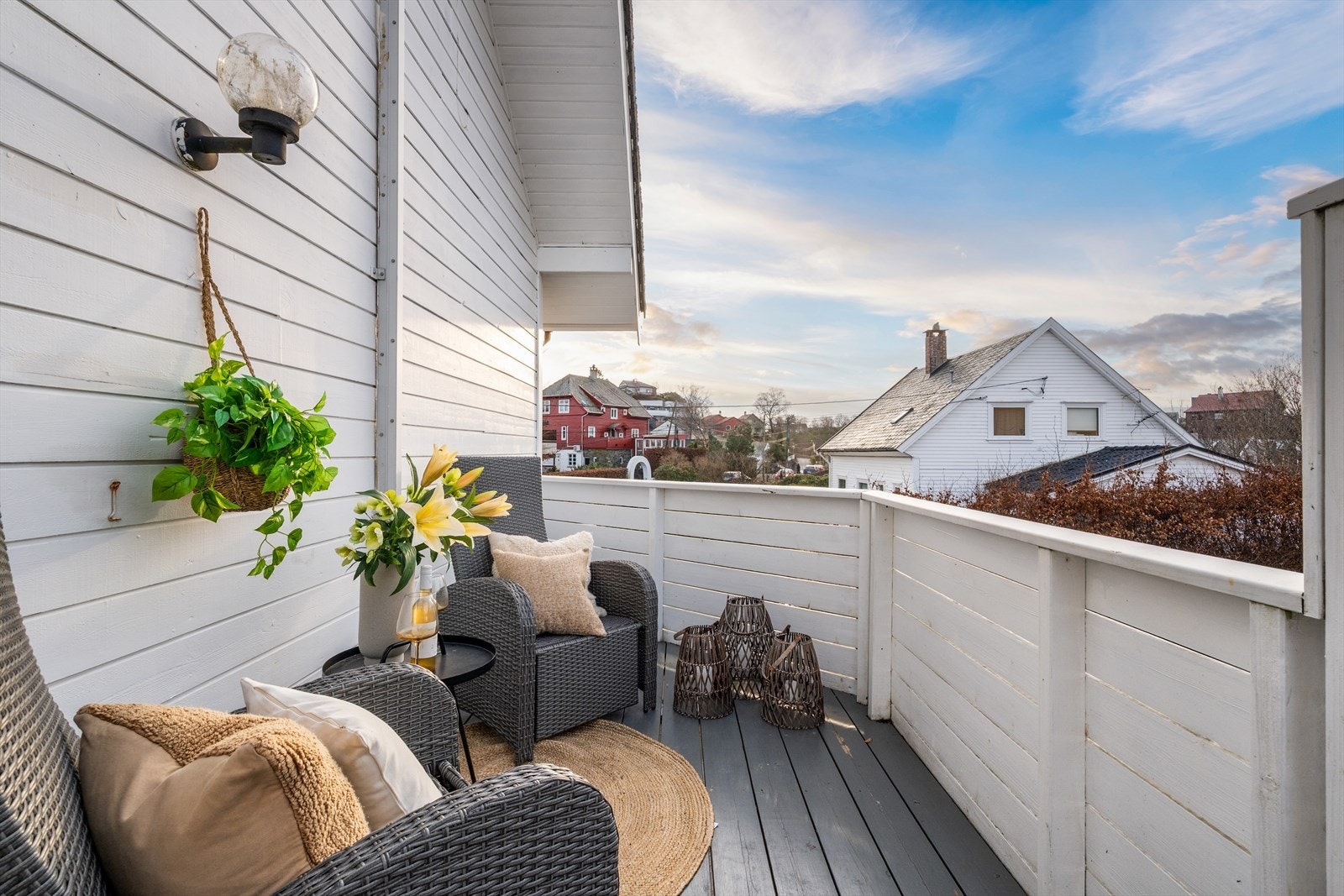 Koselig vestvendt altan med masse sol. Oppgradert i 2019 med nye terrassebord og gjerde. Galleribilde