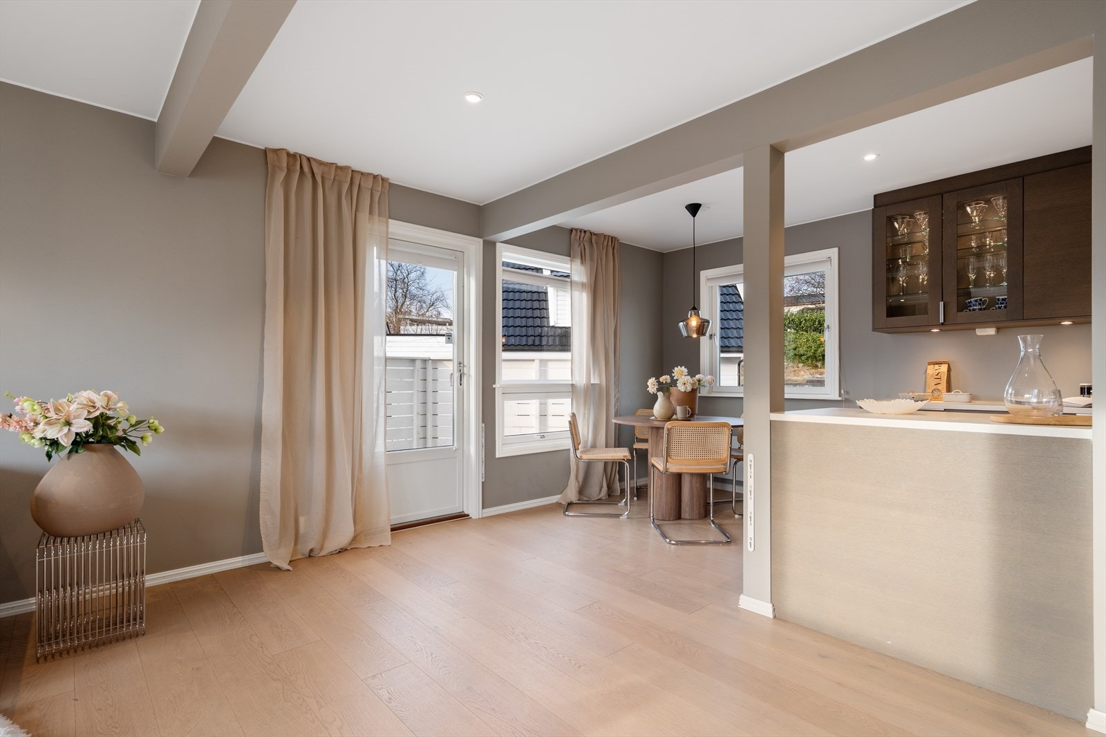 Med utgang fra stuen blir altanen et naturlig samlingspunkt for mat og hygge på fine sommerdager. Galleribilde