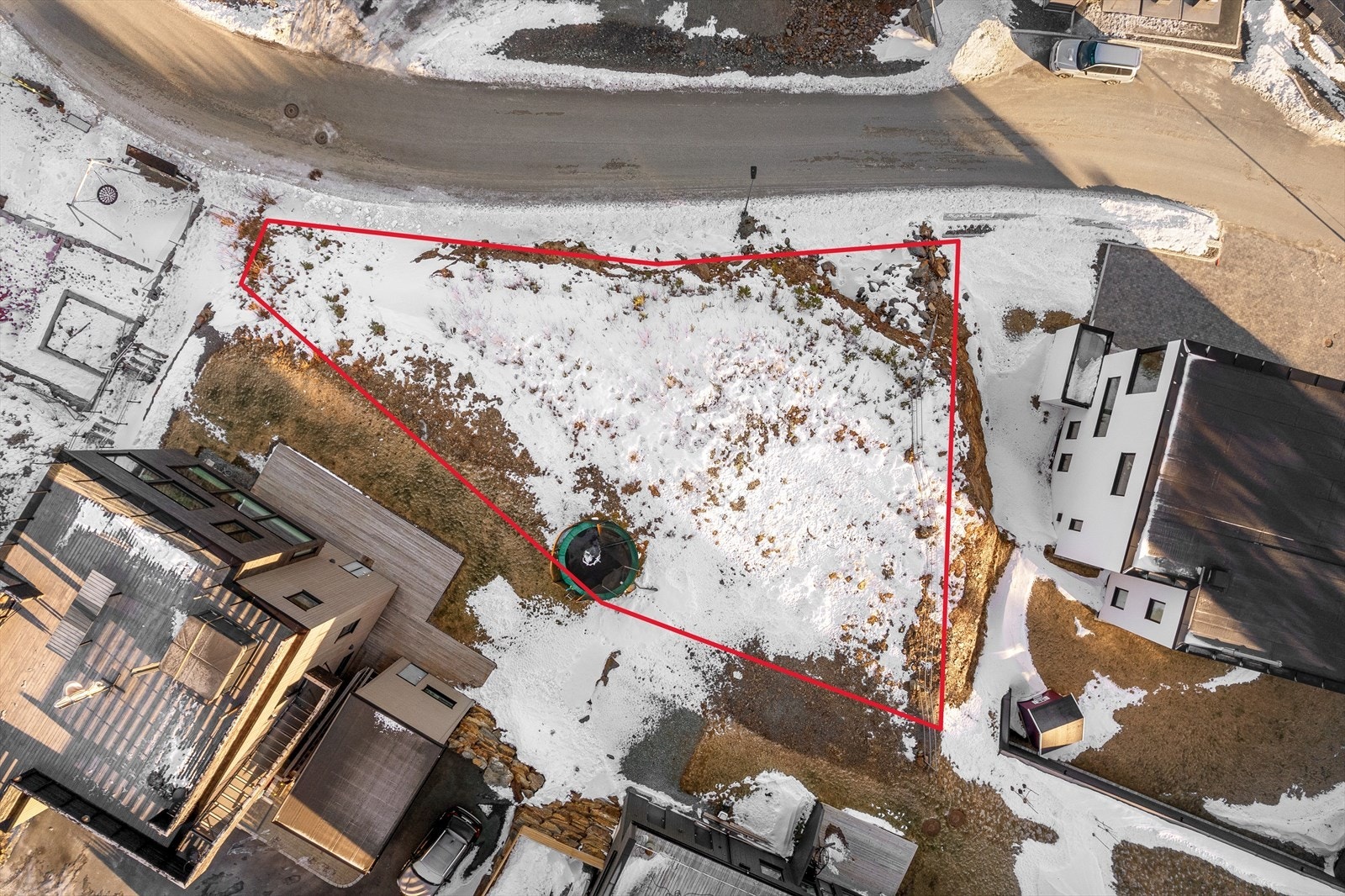 Det gjøres oppmerksom på at skissering av tomten er omtrentlig, og avvik vil forekomme. Målebrev, oversiktskart og eksakte koordinater for tomtegrenser ligger vedlagt i salgsoppgaven. Galleribilde