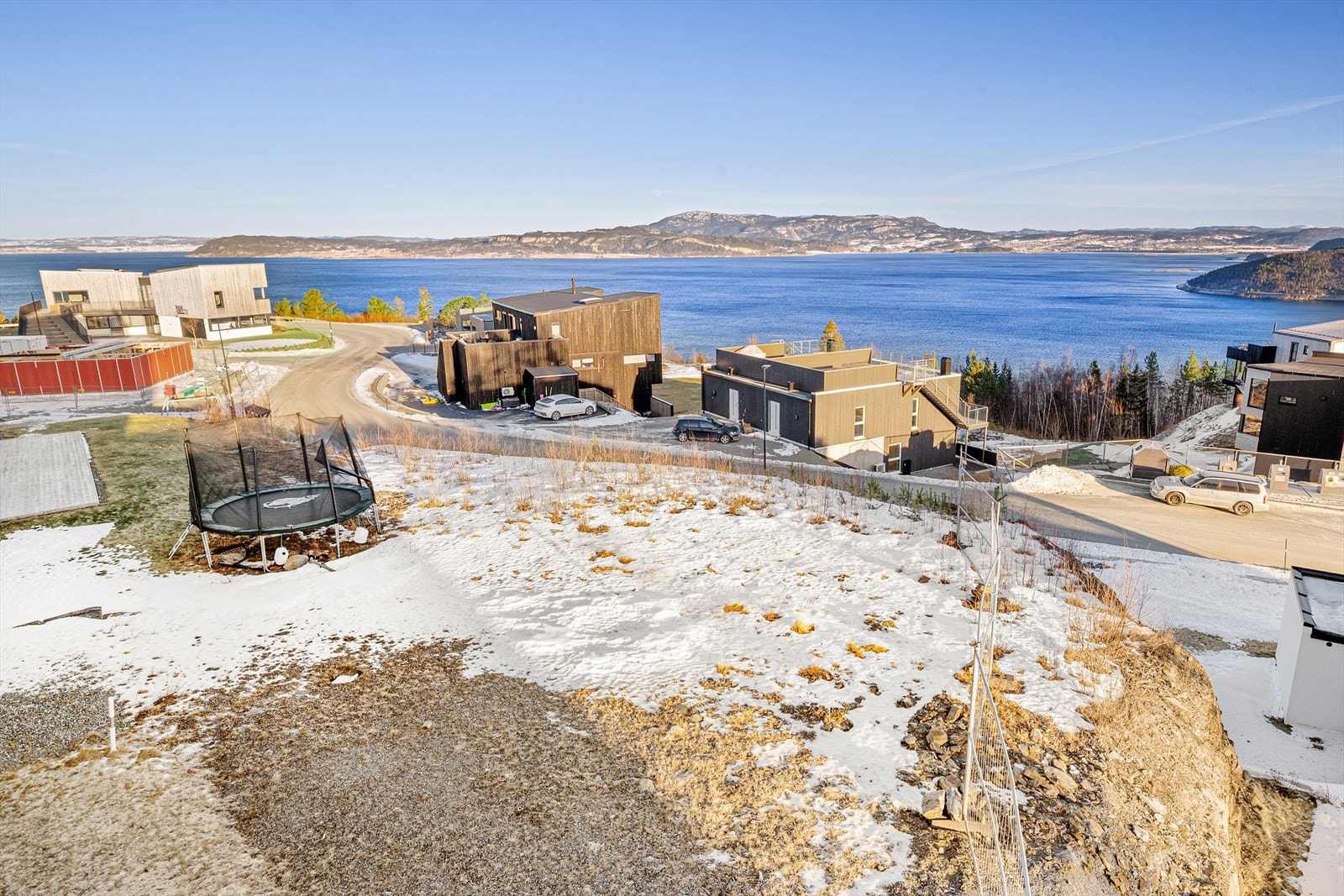 Fra tomten har du en fantastisk sjøutsikt med gode solforhold. Galleribilde