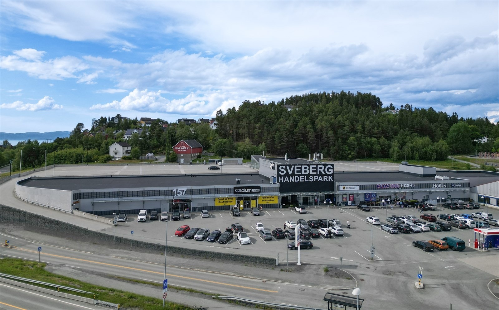 Sveberg handelspark ligger i gangavstand fra boligen med dagligvarebutikk, apotek, vinmonpol m.m Galleribilde