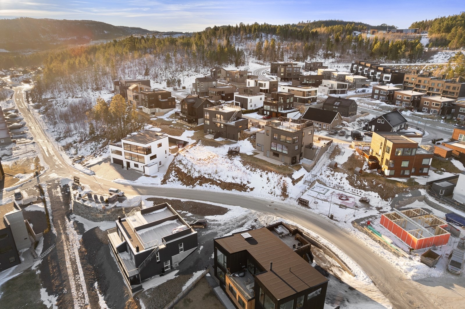 Med bil tar det omtrent 15 minutter til Værnes flyplass og rundt 20 minutter til Trondheim. Det er også gode kollektivforbindelser via bussholdeplasser langs E6. Galleribilde