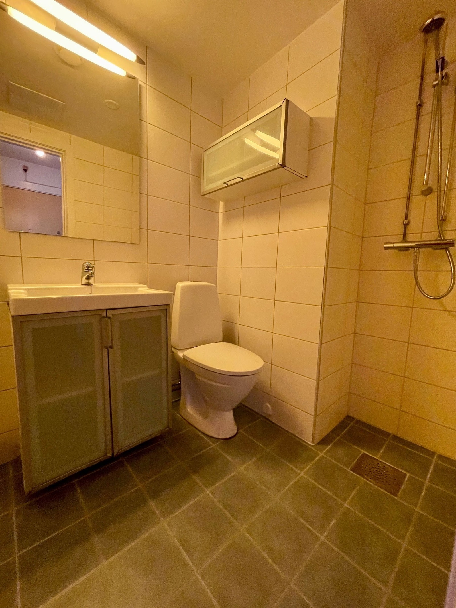 Bad rehabilitert i 2006. Innredning må byttes. Galleribilde