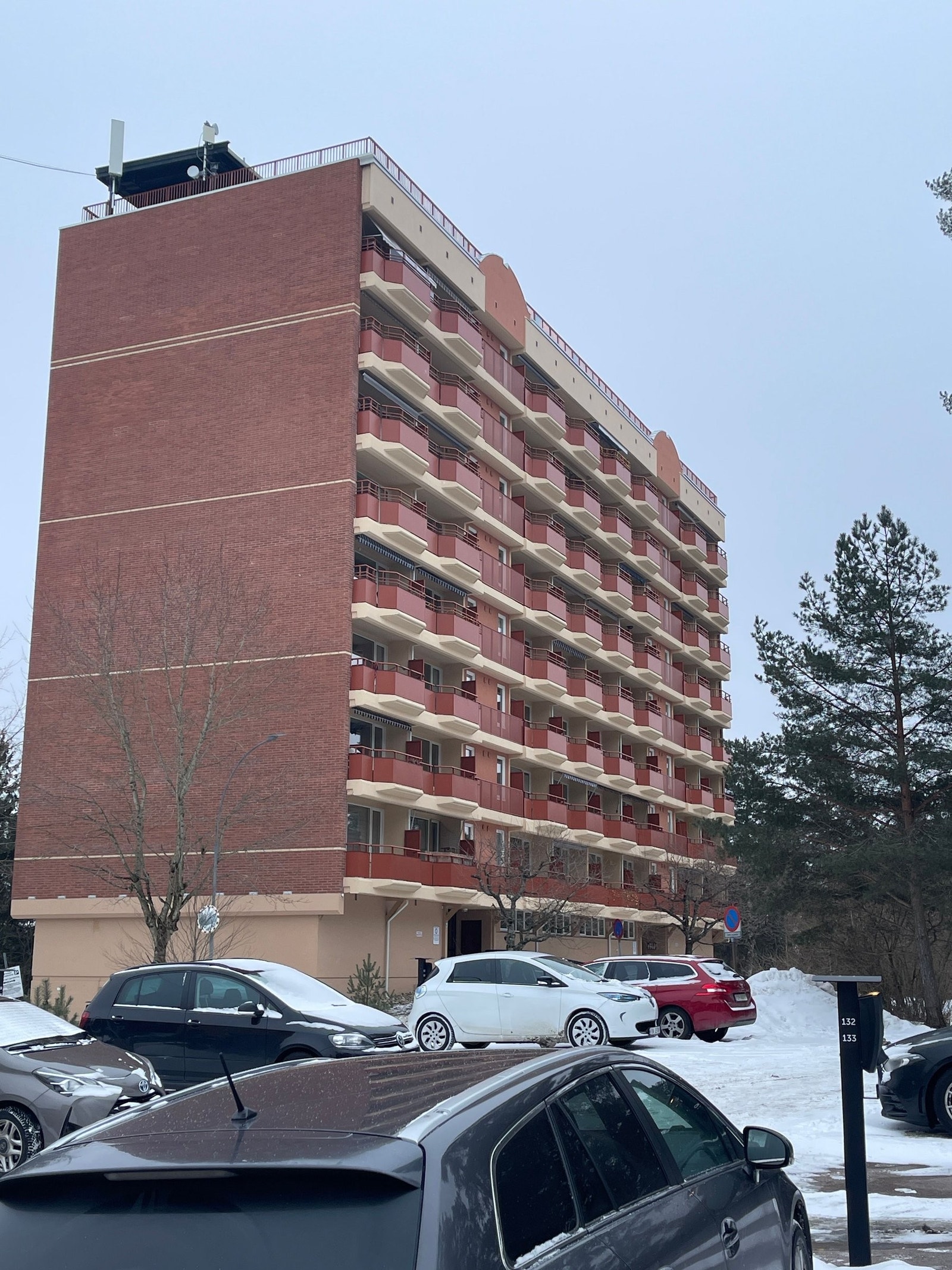 Blokken ligger i en blindvei med omliggende skog. Galleribilde