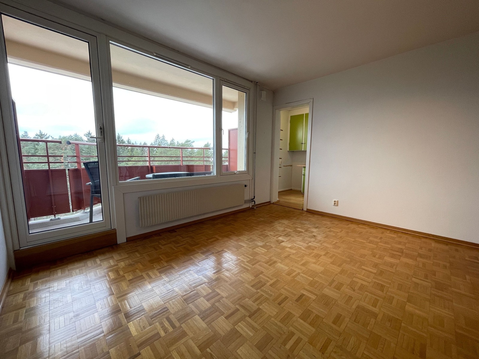 Lys og romslig stue. Store vindusflater med utgang til stor balkong. Galleribilde