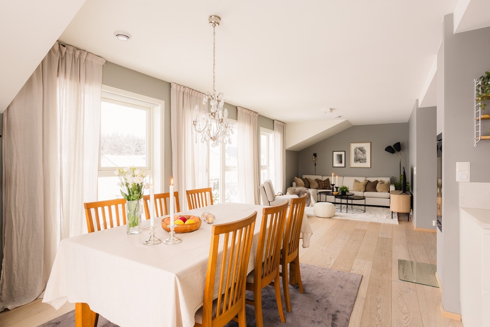 De store vindusflatene i hovedstuen sørger for et herlig lysinnslipp og forsterker den gode romfølelsen. Galleribilde