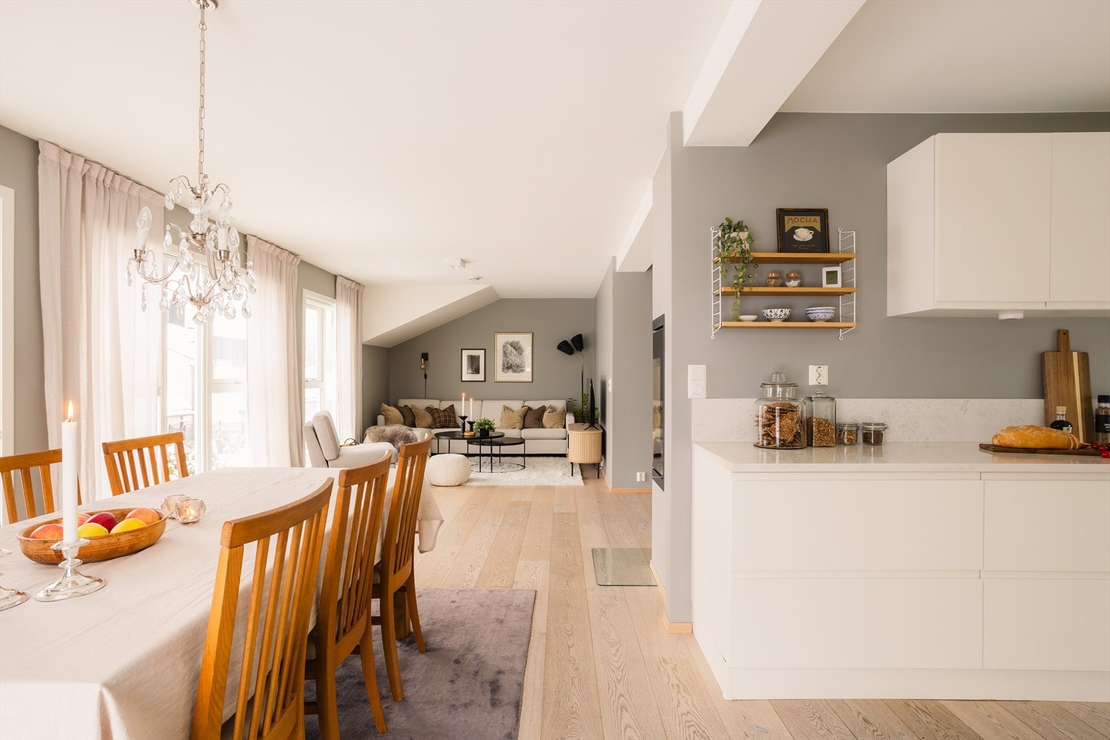 Kjøkkenet er stilfullt og moderne, samt praktisk designet med god benke- og lagringsplass. Galleribilde