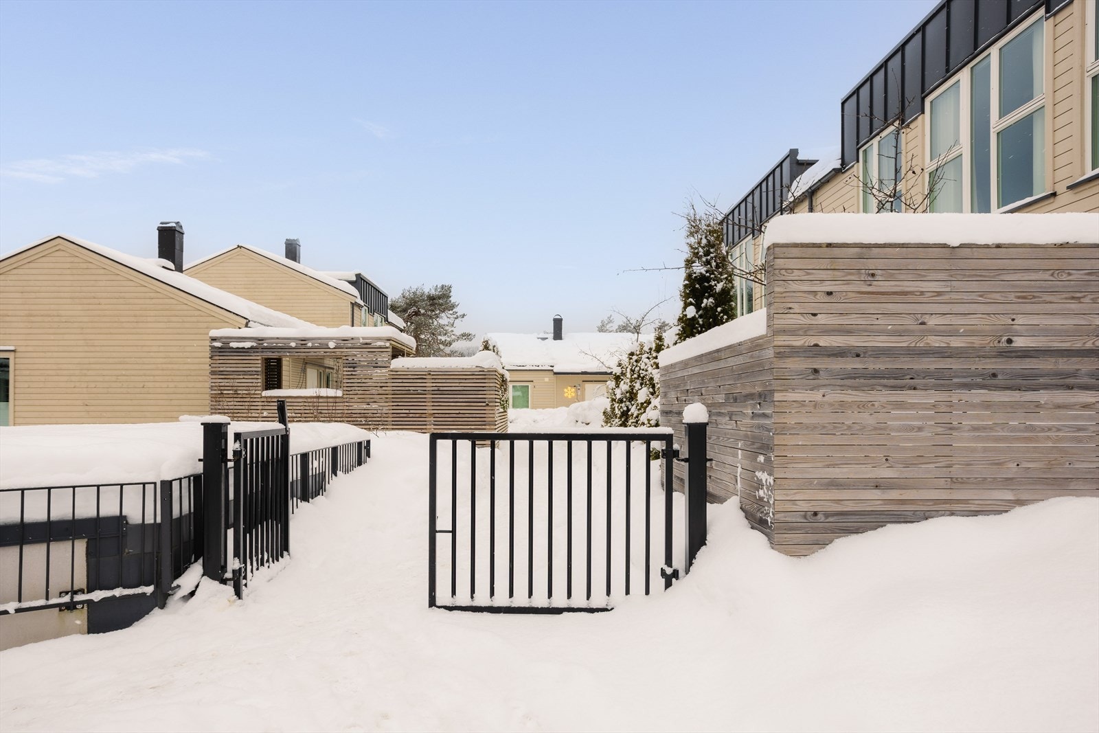 Vel innenfor sameiets smijernsporter som skaper trygge rammer for de aller minste, så møtes man av moderne fellesarealer i betong, diverse beplantning og felles lekeplass. Galleribilde