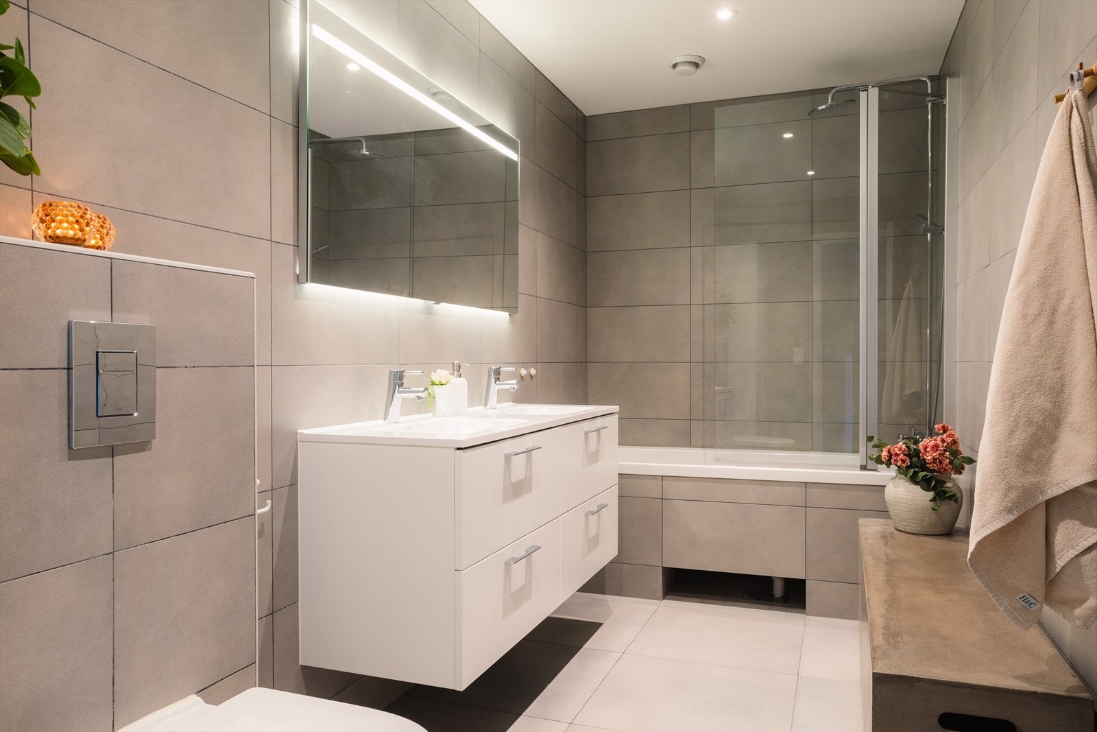 Bad 2 med bl.a. badekar. Ny innredning fra 2025. Galleribilde