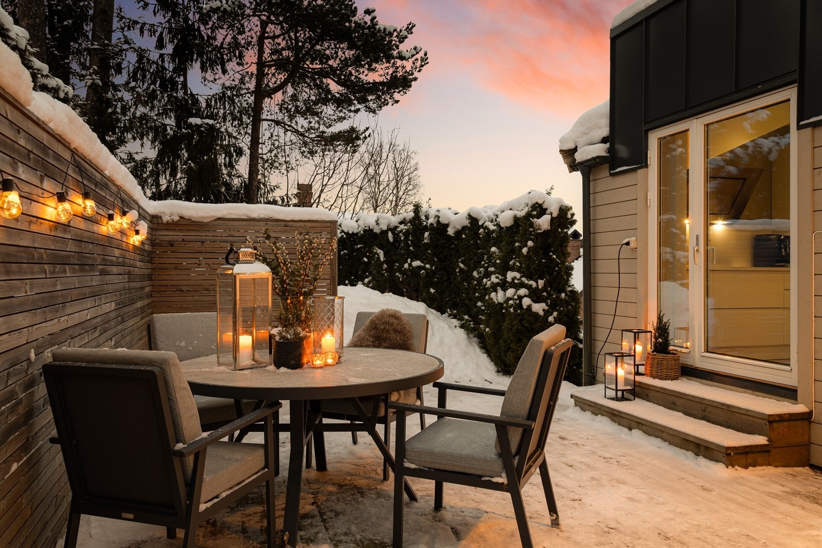 Flotte uteplasser rundt huset. Galleribilde