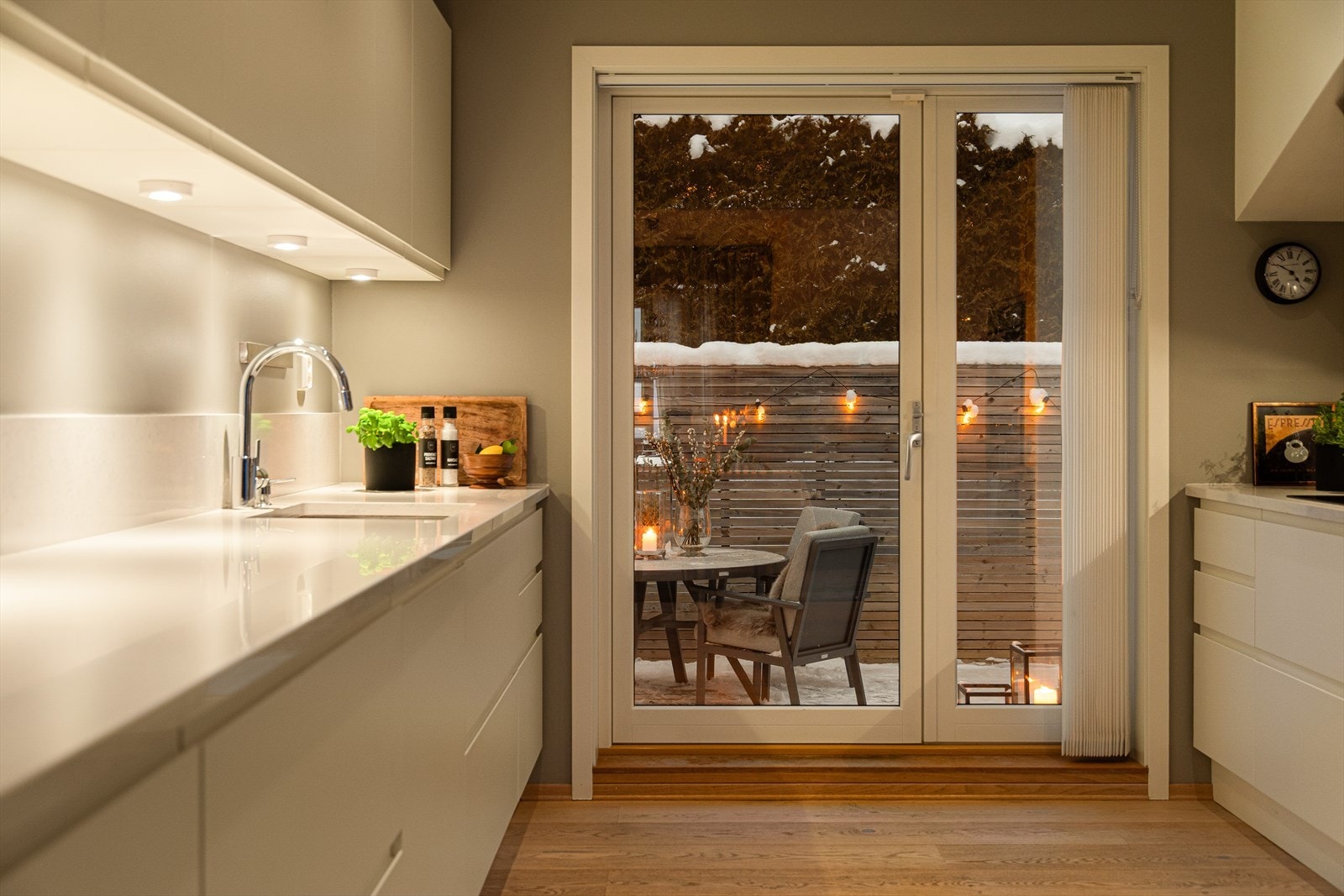 Plasseringen er ideell mellom spisestuen og utgang til terrassen. Flott sted for både frokost i morgensolen og sene sommerkvelder. Galleribilde