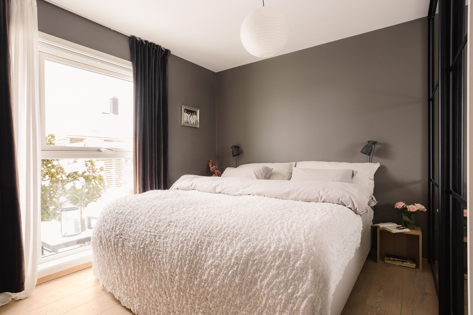 Hovedsoverommet er romslig og har plass til dobbeltseng, skyvedørsgarderobe med speilfronter samt nattbord. Galleribilde