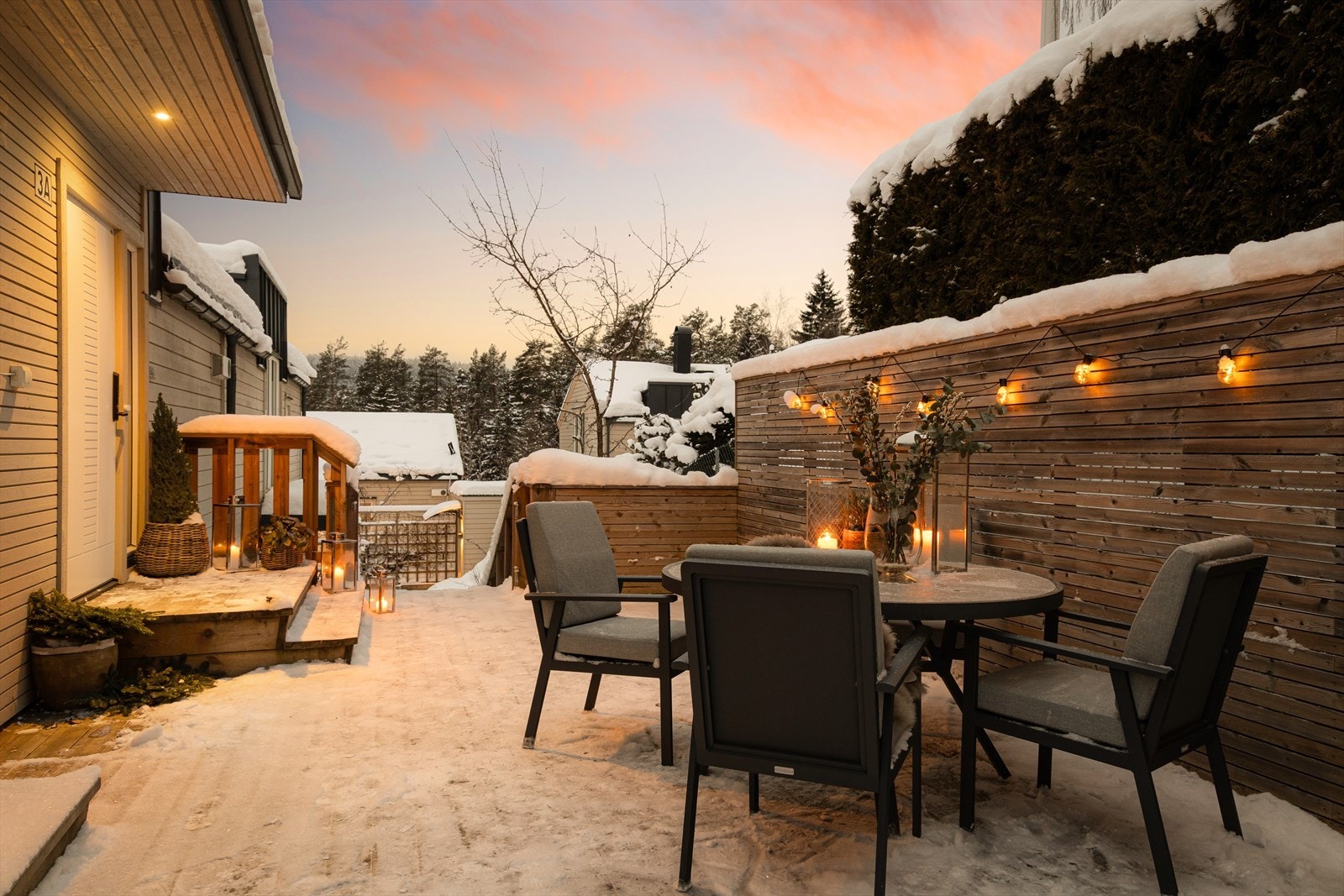 Skjermet og usjenert ved inngangspartiet. Galleribilde