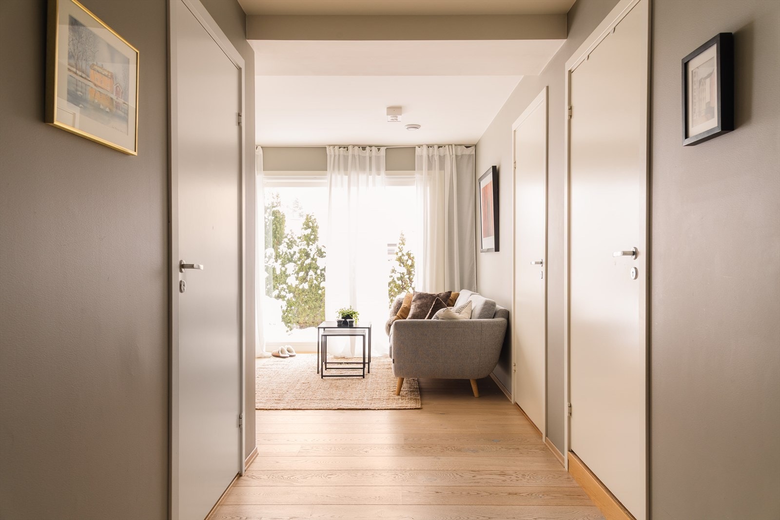 Ekstra stue nede. Her er det plass til sofagruppe og medievegg, en fint sted hvis barna har venner på besøk. Galleribilde