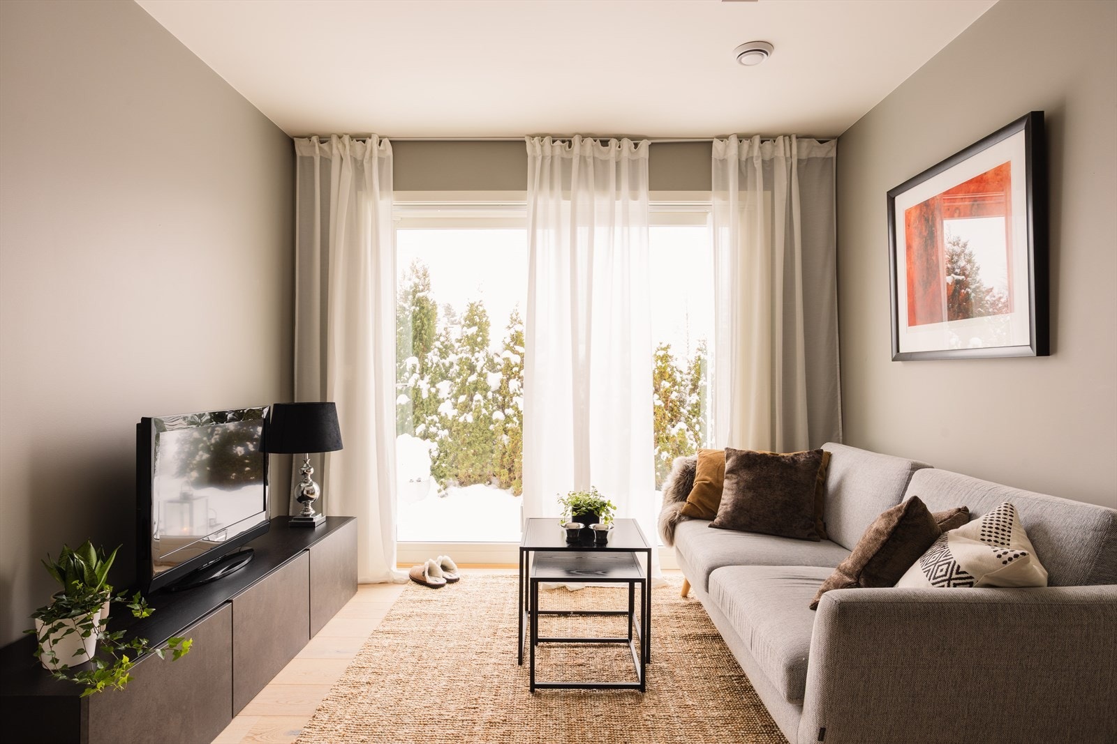 Utgang til boligens markterrasse og hage som vender mot syd. Galleribilde