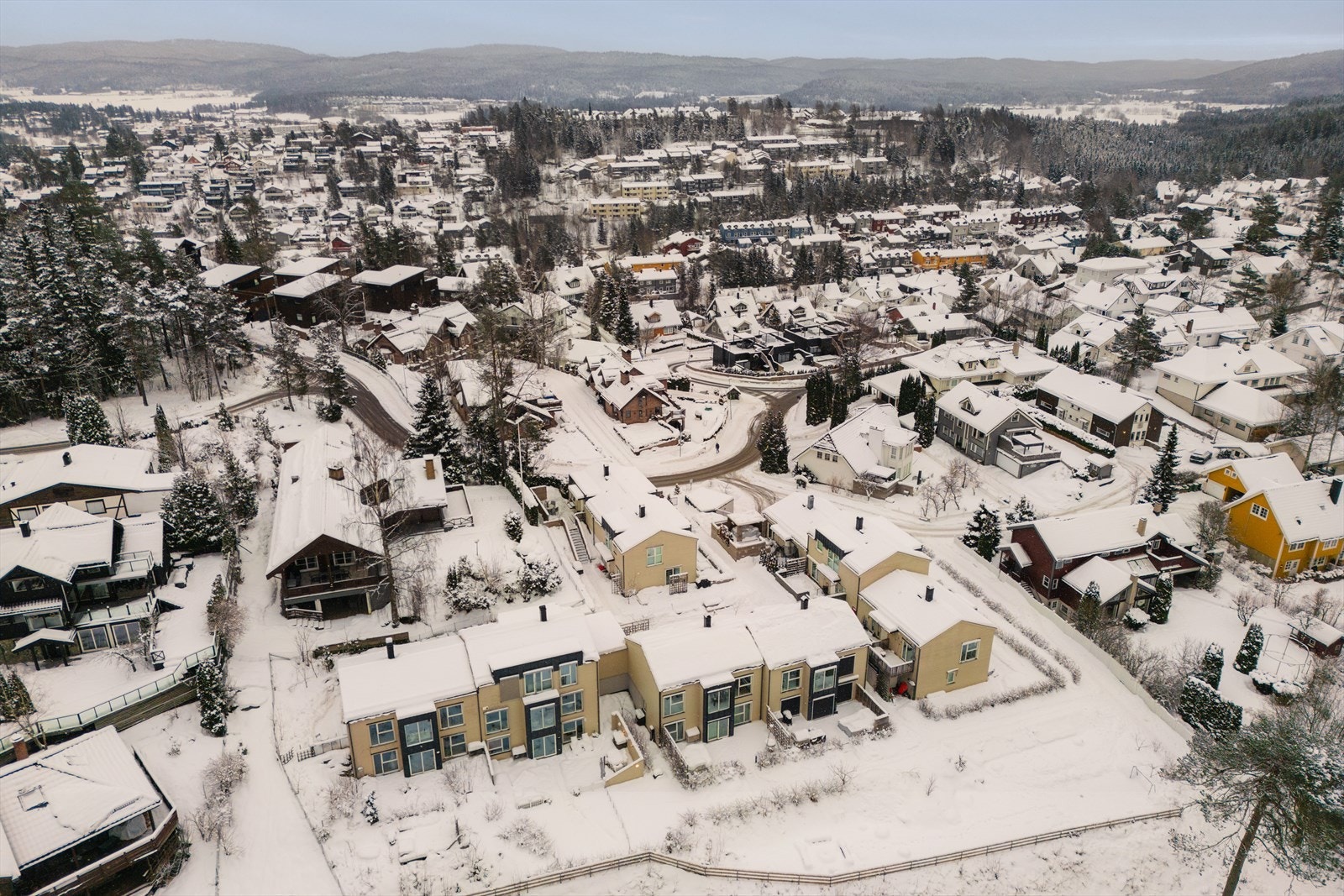 Halvpart av tomannsbolig på enden av rekken og et lite, eksklusivt sameie bestående av kun 9 boliger. Galleribilde