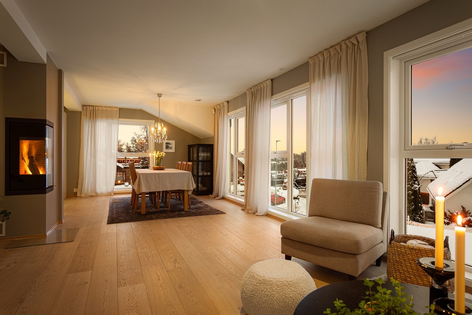 Sentralt i stuen er det en stilfull peisovn som i tillegg til å være et blikkfang, gir god varme og hygge på kjølige høstkvelder. Galleribilde