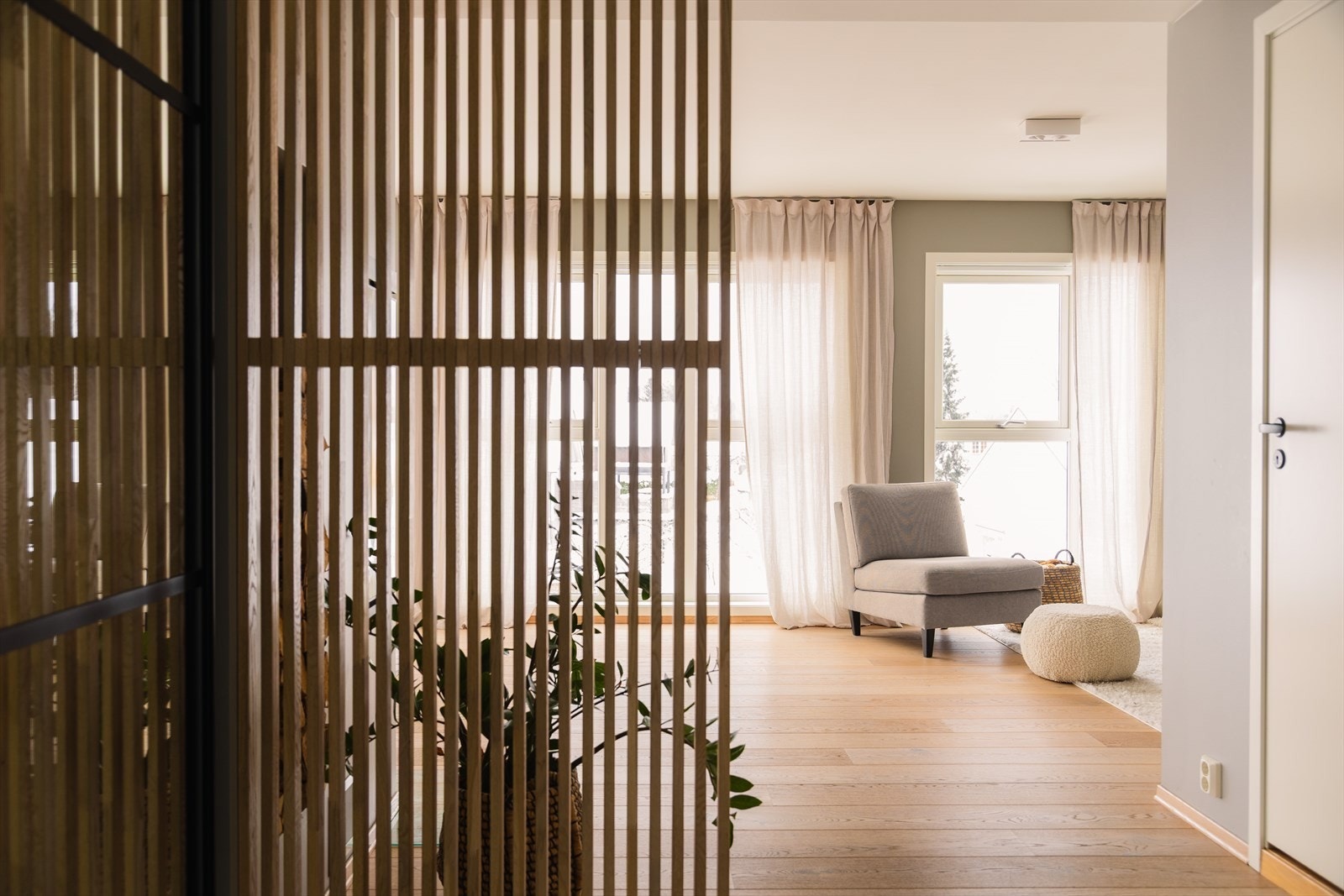 Stilig spilevegg som både gir en fin avdeling, men lar lyset slippe gjennom. Galleribilde