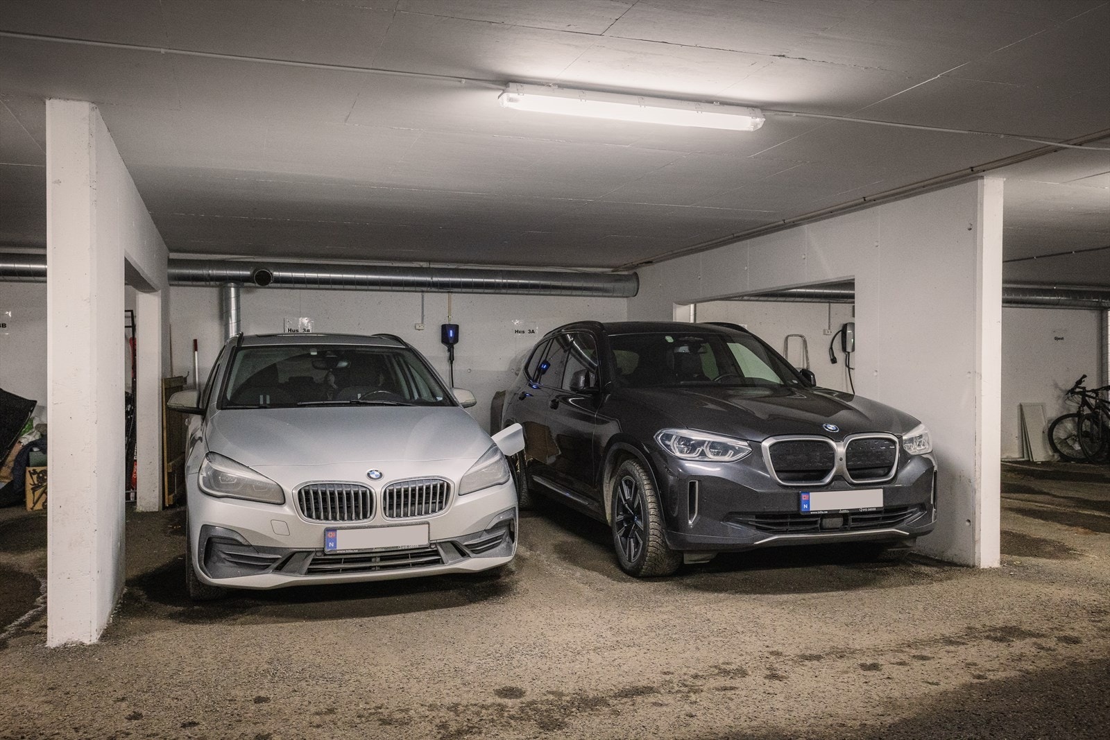 To garasjeplasser i felles anlegg under boligene. Det er montert 1.stk Easee elbil-lader. Her finnes også en stor bod på 7 kvm Galleribilde