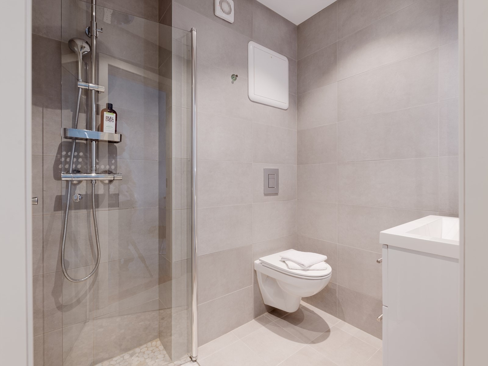 Baderommet ble modernisert i 2018/2019 og er helfliset. Galleribilde