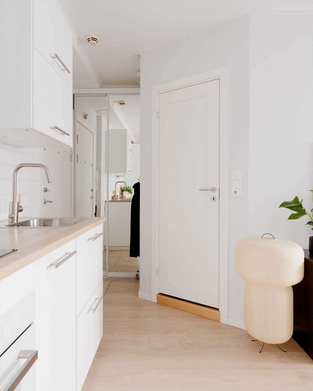 Entréen er praktisk utformet med et stort skyvedørsgarderobeskap med speilfronter som både gir rikelig oppbevaringsplass og bidrar til god romfølelse. Galleribilde