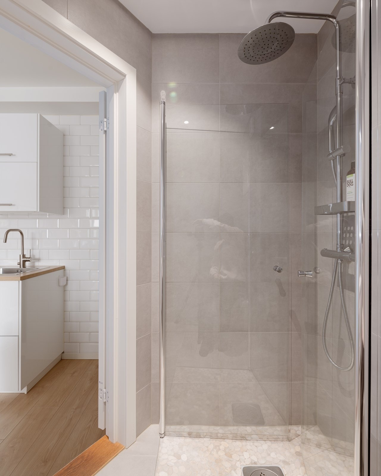 Ventilasjon ivaretas av en fuktstyrt avtrekksvifte. Galleribilde