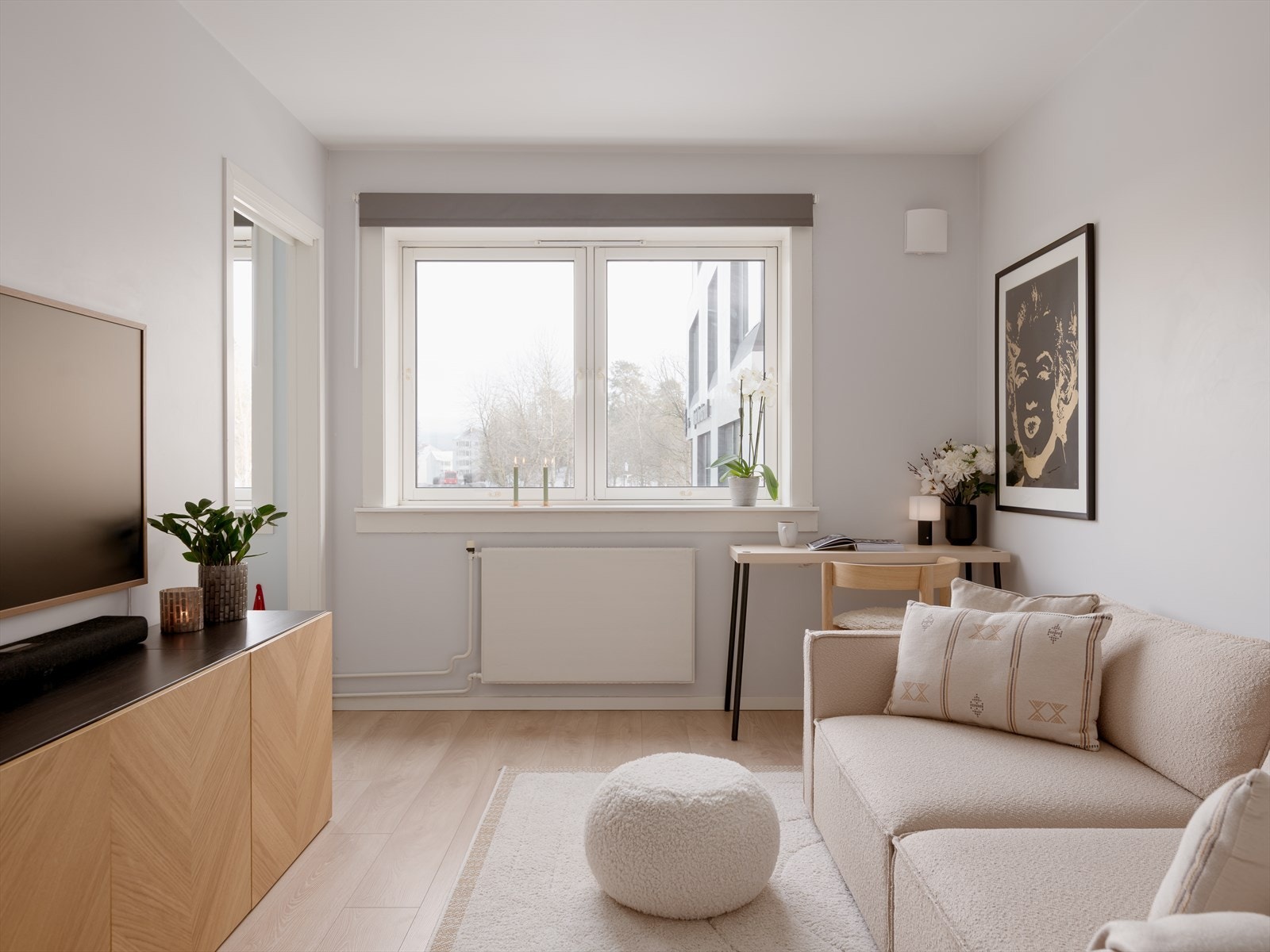 Leiligheten ble betydelig oppgradert i 2018/2019 med nytt kjøkken, modernisert bad og nye overflater, noe som gir et gjennomgående moderne og innbydende preg. Galleribilde