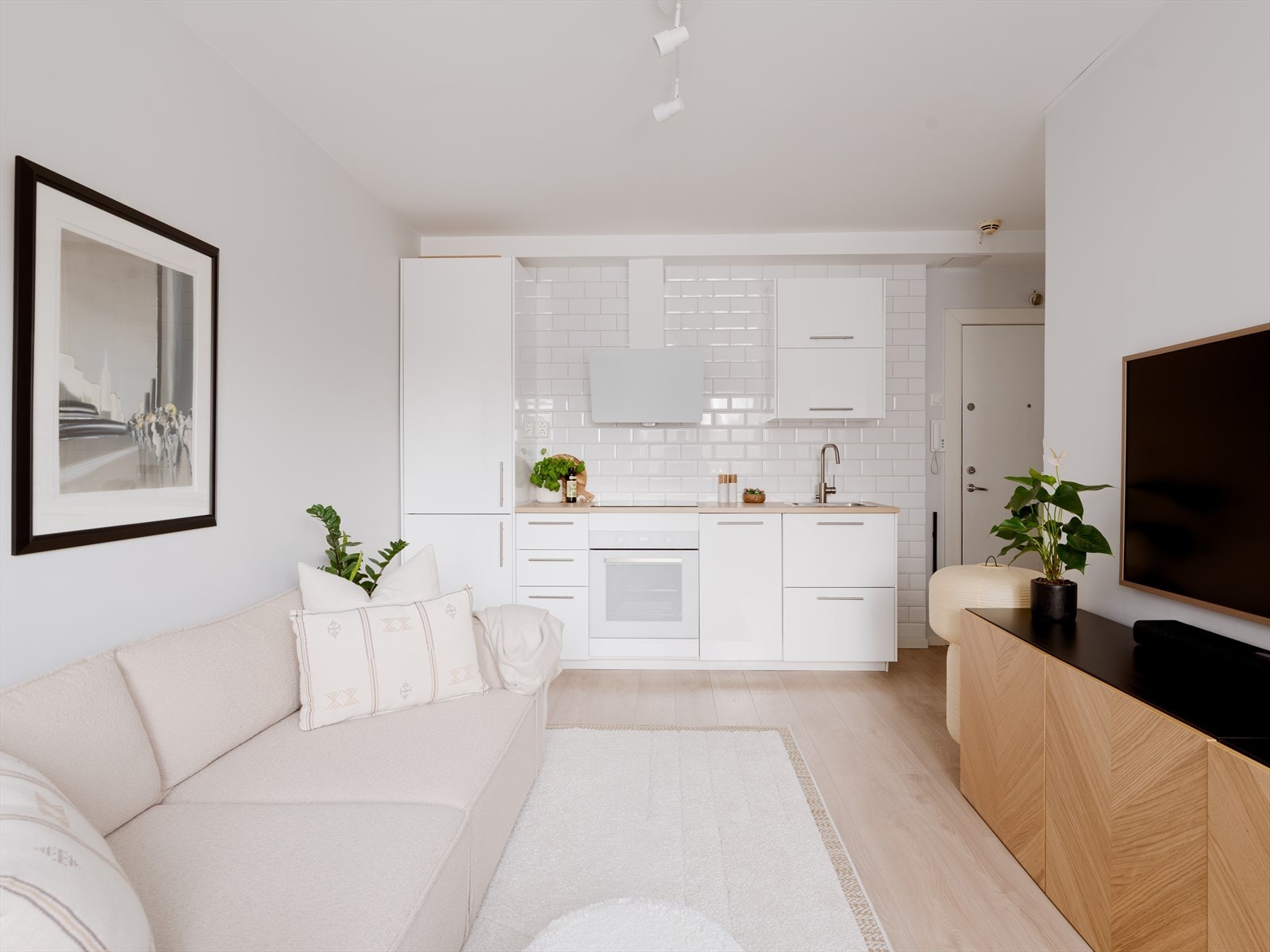 Planløsningen ble endret for å skape en åpen og sosial sone mellom stue og kjøkken. Galleribilde