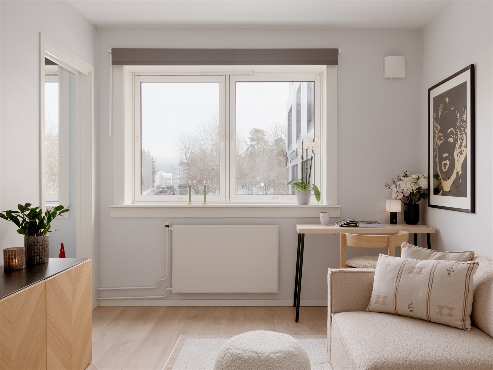 Den svært gode planløsningen gjør at boligen oppleves større og smarte lagringsløsninger bidrar til maksimal plassutnyttelse. Galleribilde