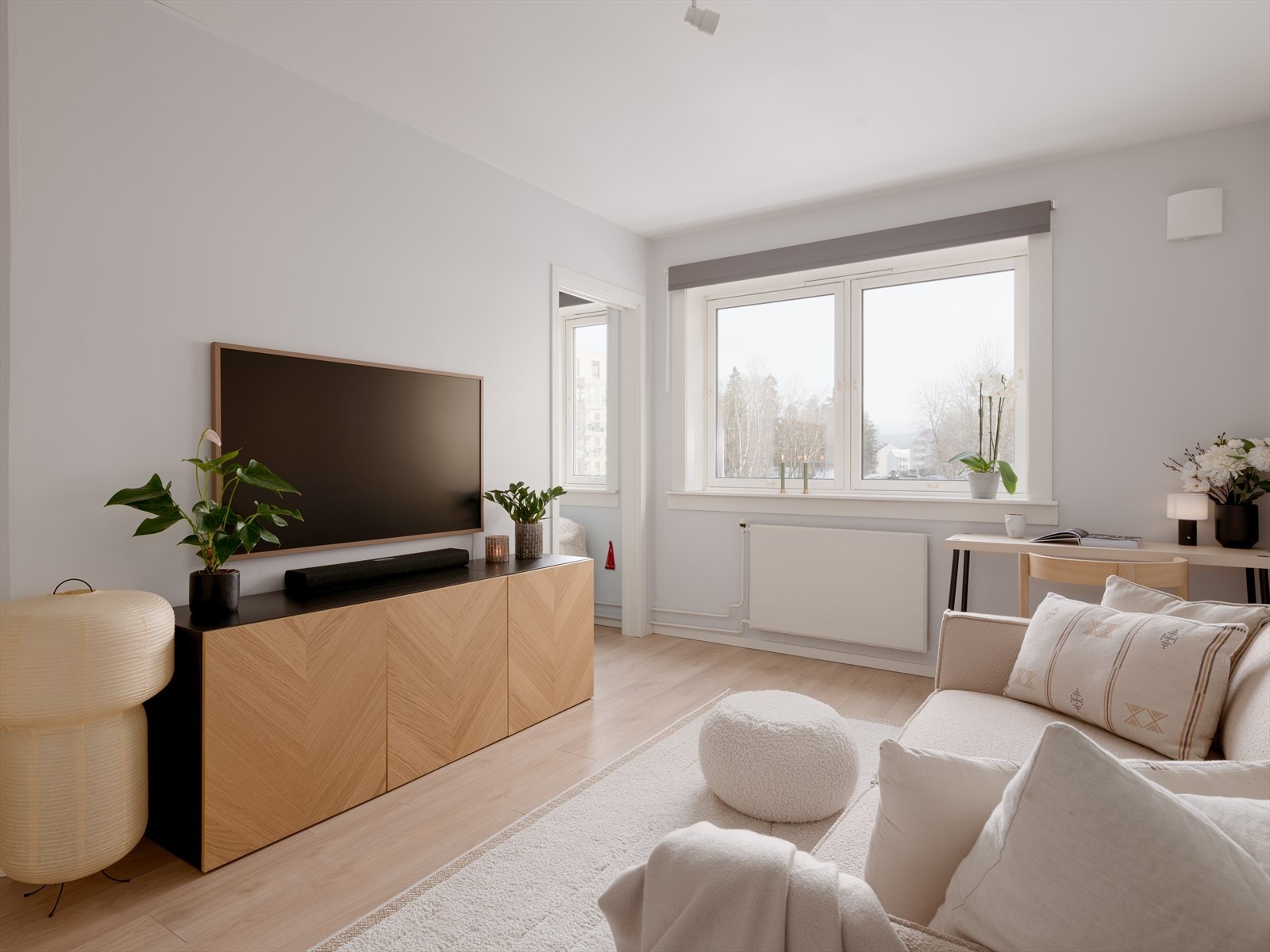 Det tidligere kjøkkenet er i dag et separat soverom, mens kjøkkenet nå er plassert på en måte som gir optimalt lysinnslipp og en luftig atmosfære i oppholdsrommet. Galleribilde