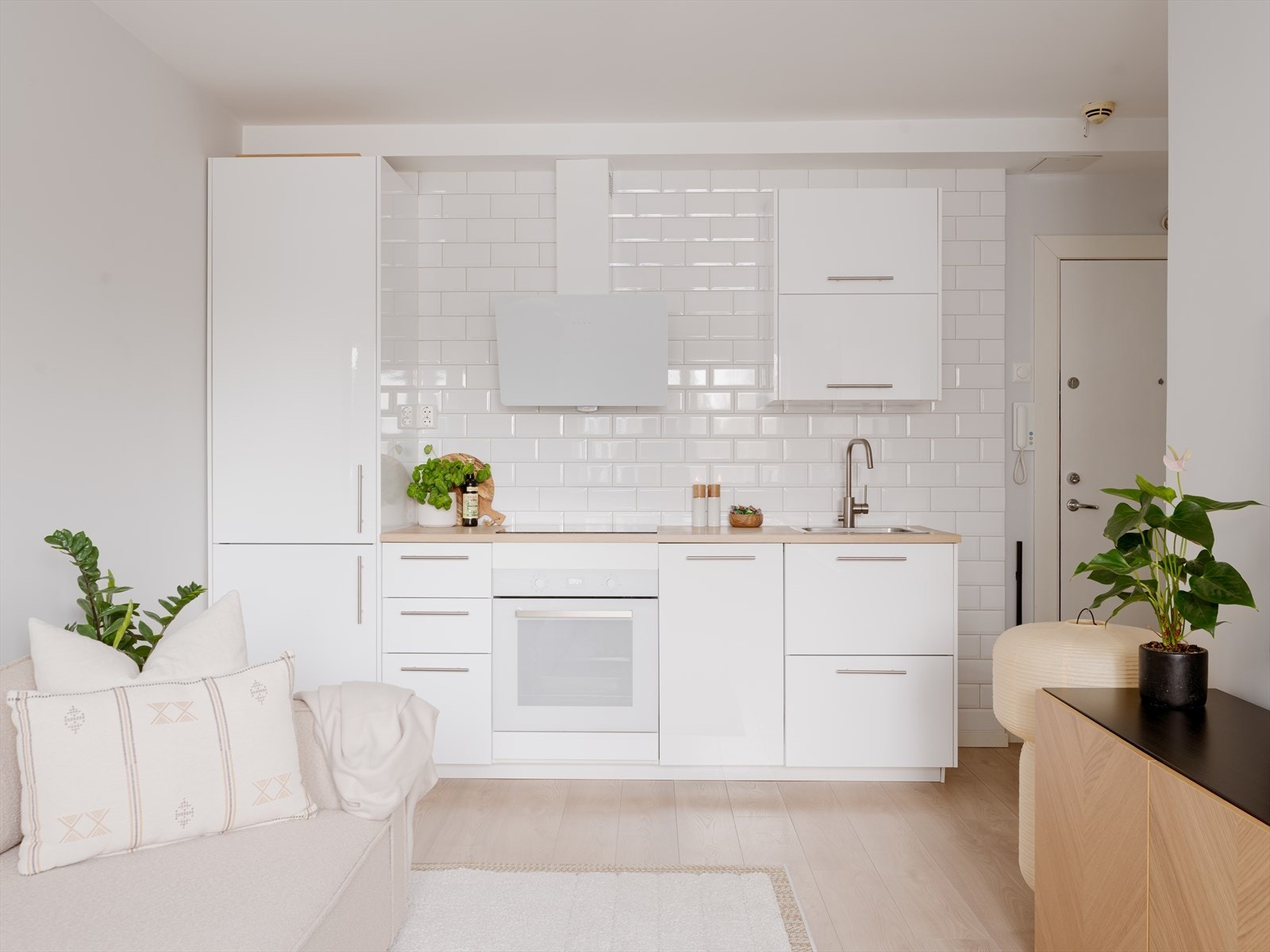 Kjøkkenet (IKEA 2018/2019) har glatte, folierte fronter, laminert benkeplate og nedfelt kum i rustfritt stål. Galleribilde