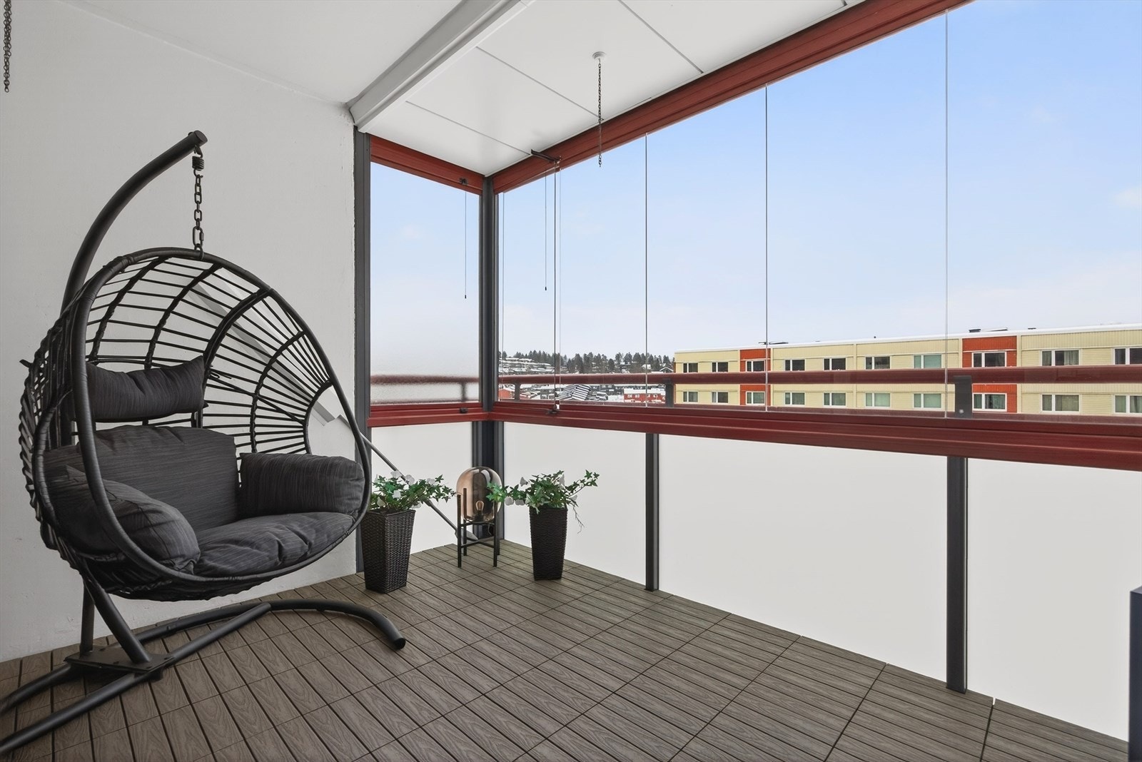 Her ligger alt til rette for å nyte lange sommerdager og lune kvelder på balkongen. Galleribilde