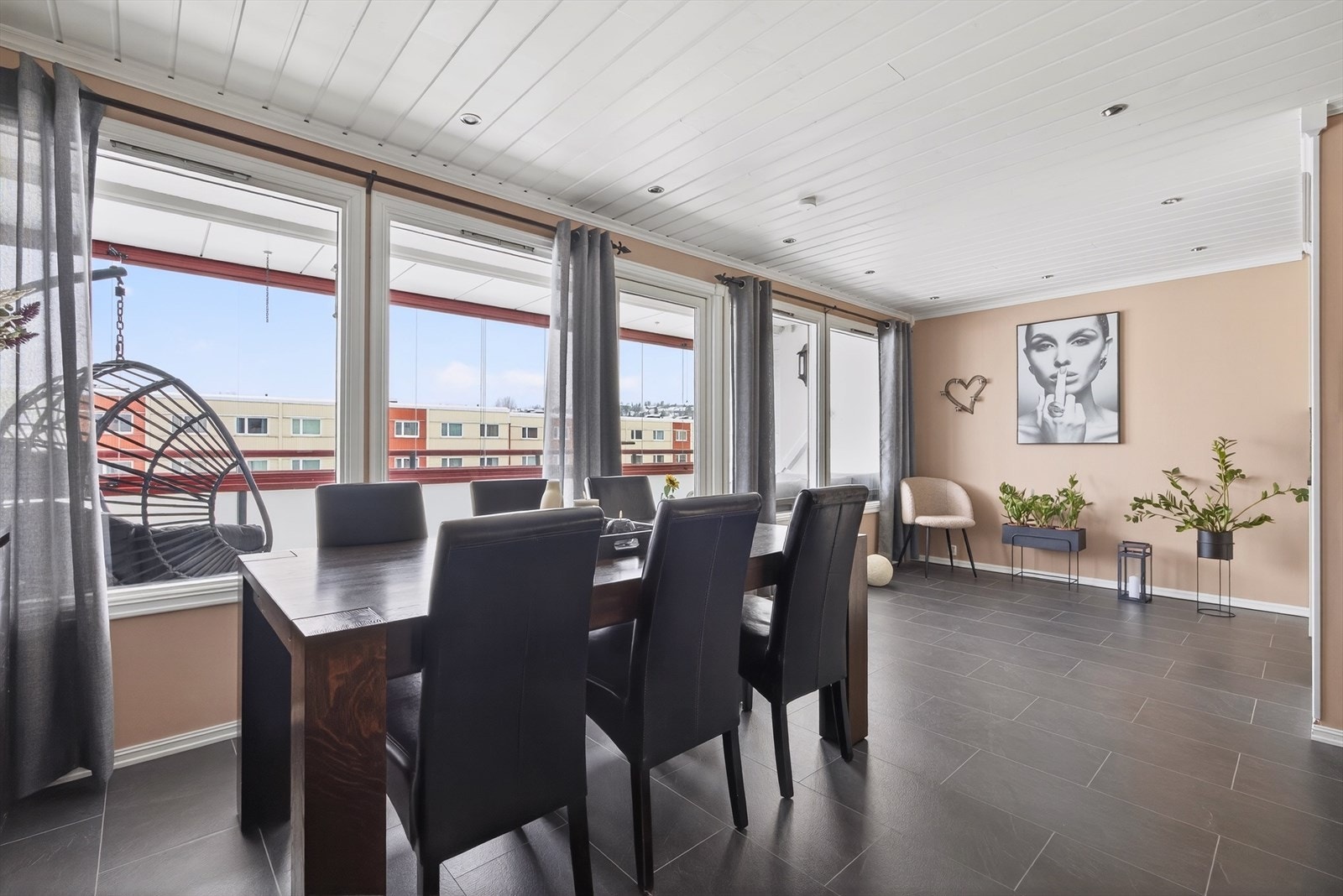 Utgang til den innglassede balkongen direkte fra stuen, en naturlig forlengelse av oppholdsrommet. Galleribilde