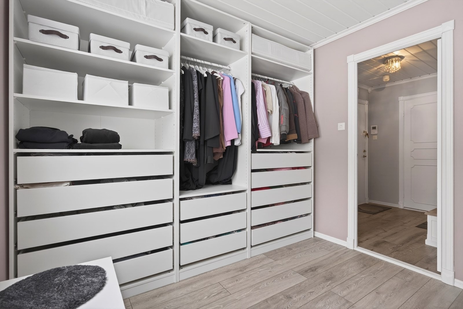 Med god gulvplass er det enkelt å innrede med dobbeltseng og møblement for den som ønsker å ta rommet i bruk som soverom. Galleribilde