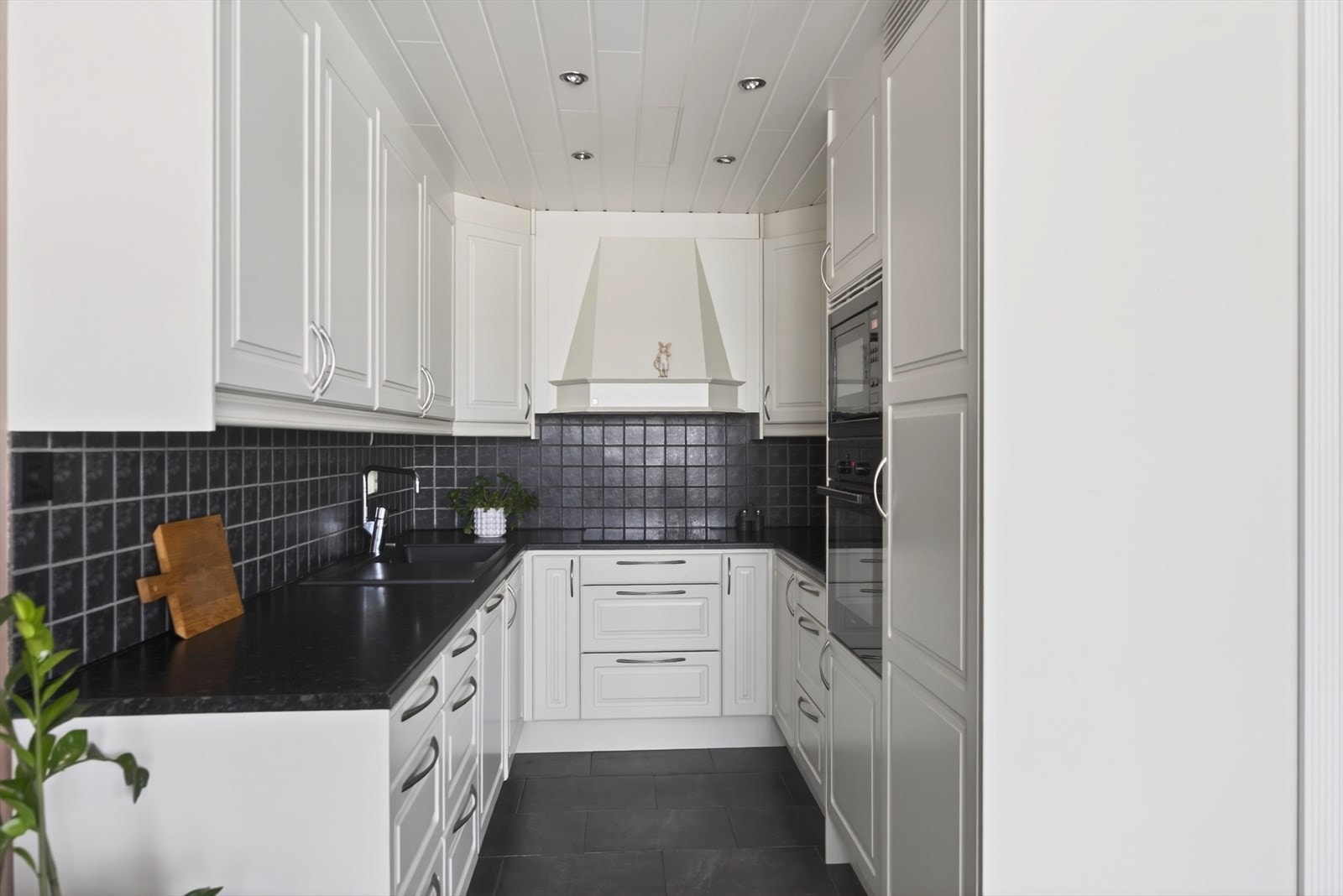 Praktisk kjøkken med god skapplass og rikelig med benkeplass for effektiv matlaging. Galleribilde